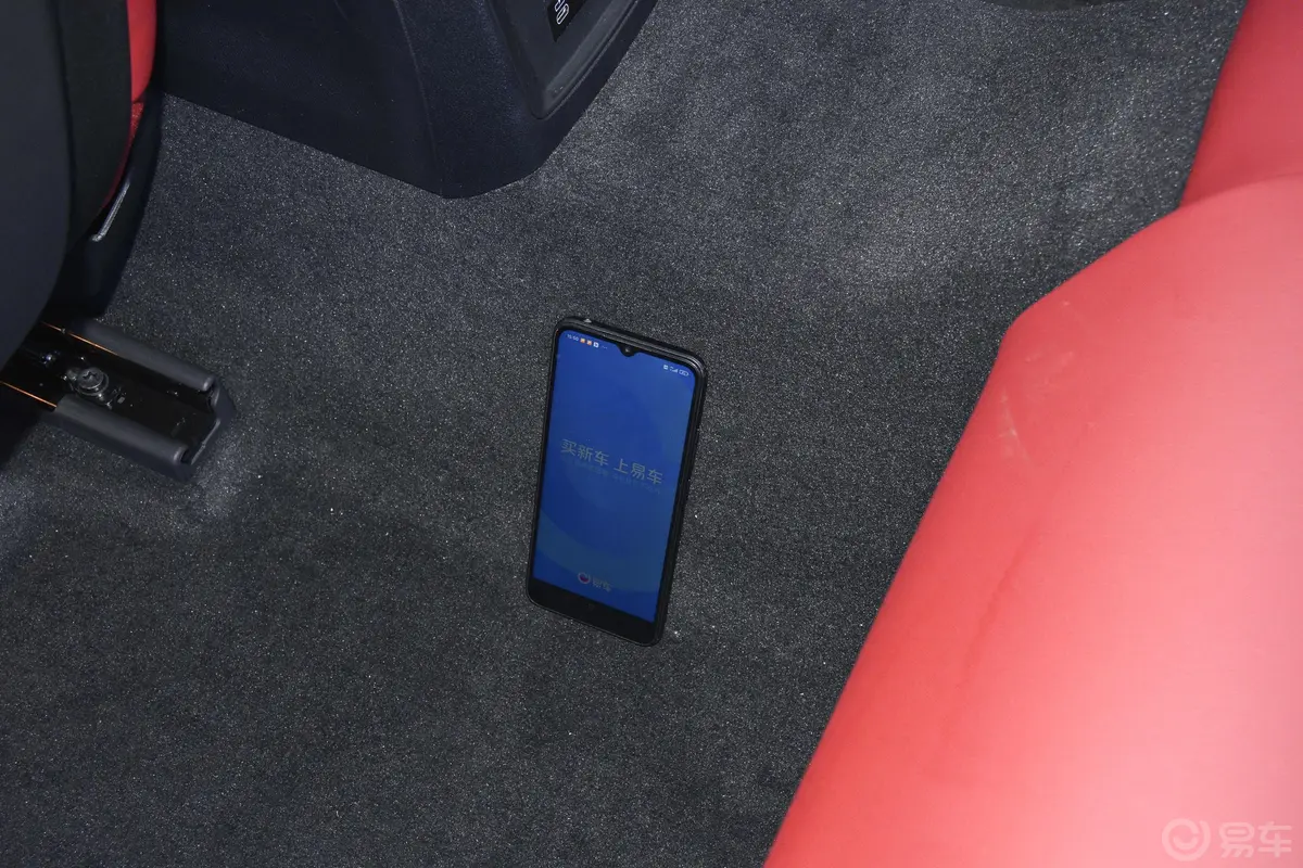 宝马3系改款 325Li xDrive M运动套装后排地板中间位置