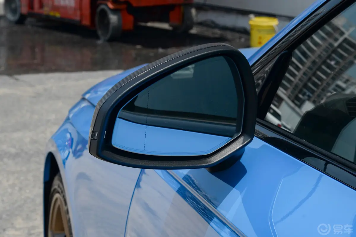 奥迪RS 42.9T Avant 黑曜版后视镜镜面