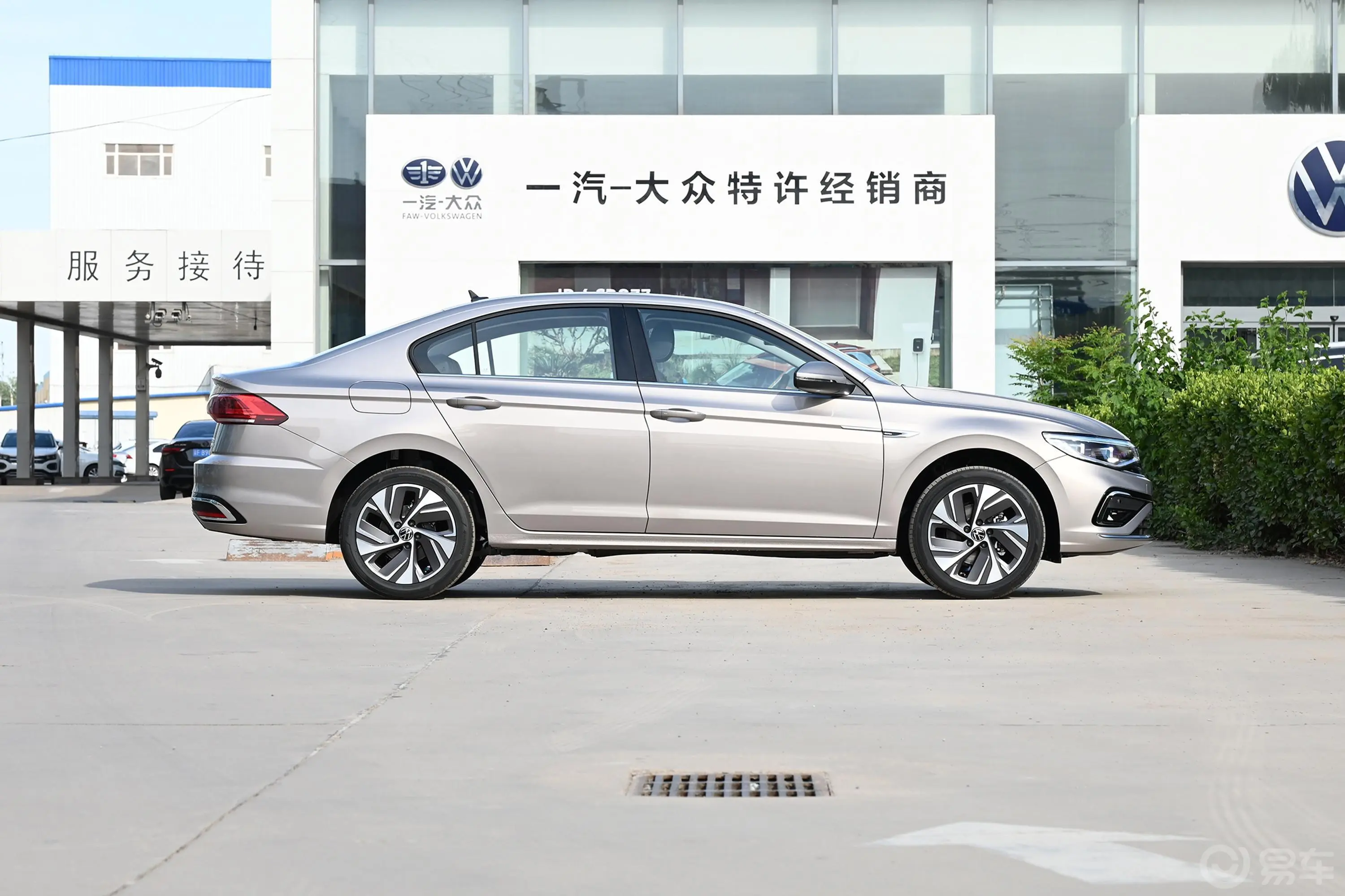 宝来280TSI 双离合尊行版正侧车头向右水平