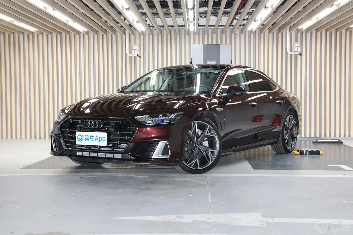 奥迪A7L55 TFSI quattro S-line 先见版侧前45度车头向左水平