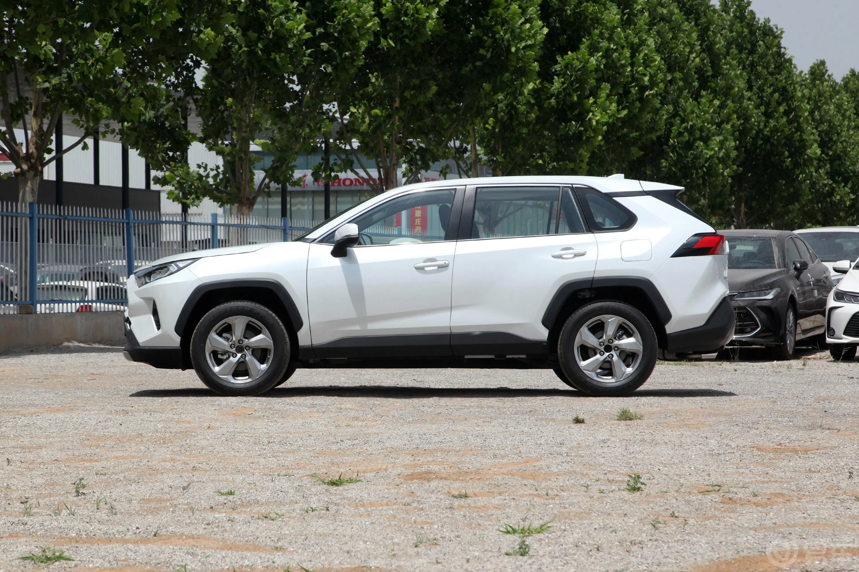 RAV4荣放2.0L CVT两驱风尚版正侧车头向左水平