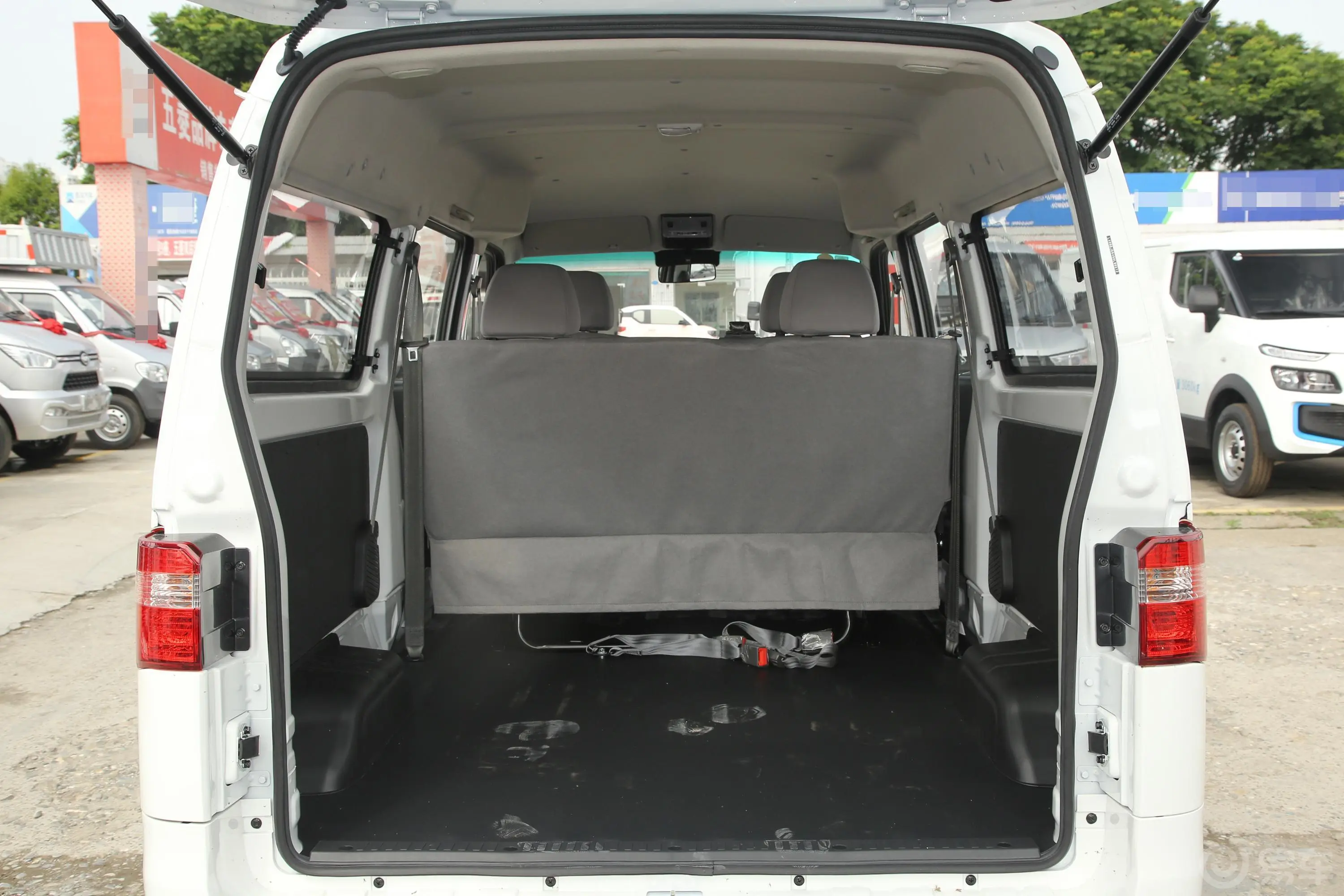 小海狮EV标准型后备厢空间特写