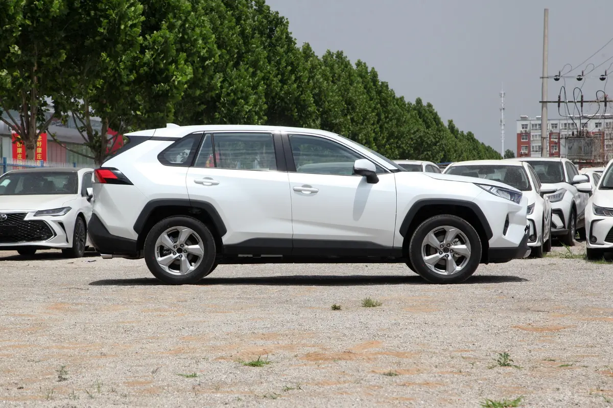 RAV4荣放2.0L CVT两驱风尚版正侧车头向右水平