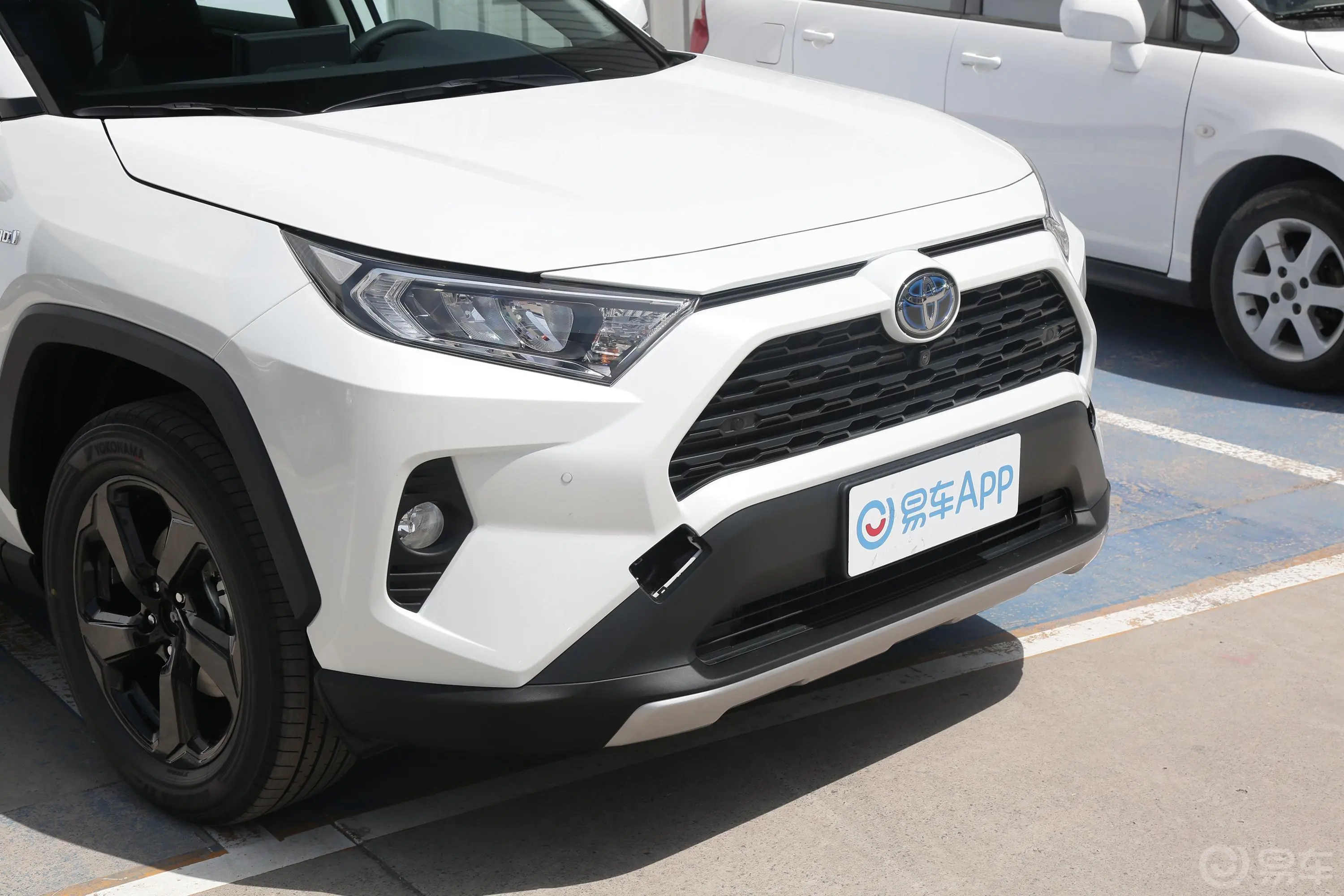 RAV4荣放双擎 2.5L 四驱精英PLUS版前格栅侧俯拍