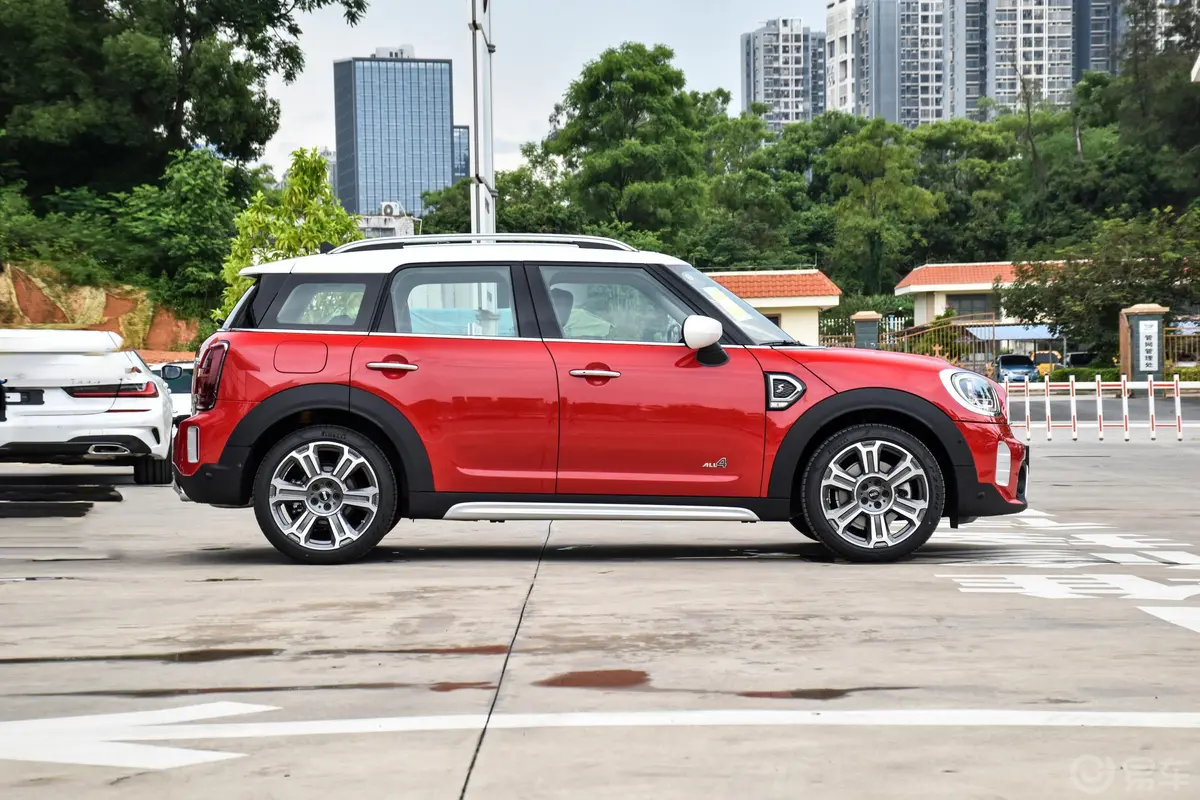 MINI COUNTRYMAN改款 2.0T COOPER S ALL4正侧车头向右水平