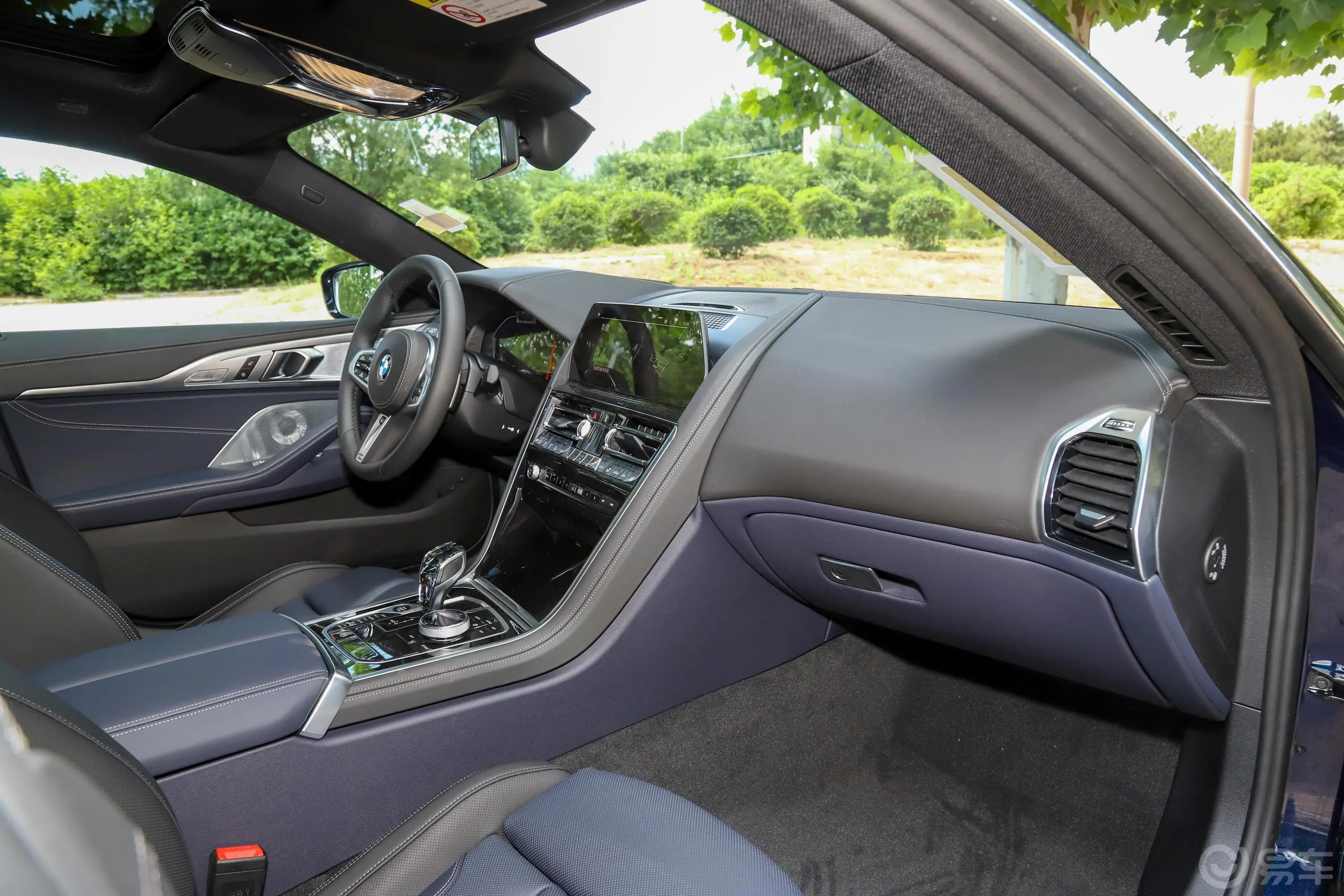 宝马8系改款 四门轿跑车 840i xDrive M运动套装内饰全景副驾驶员方向