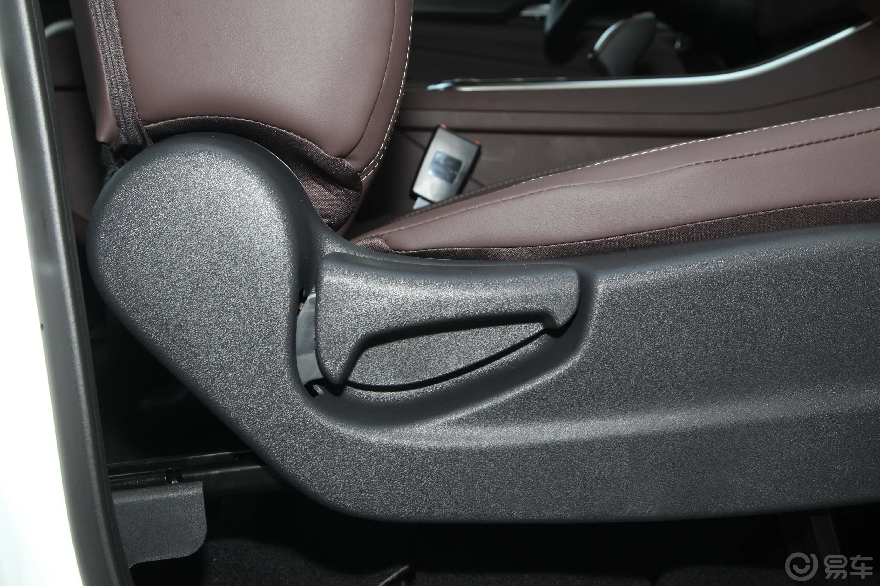 锐骐72.3T 自动四驱平底标准货箱标准型 柴油副驾座椅调节