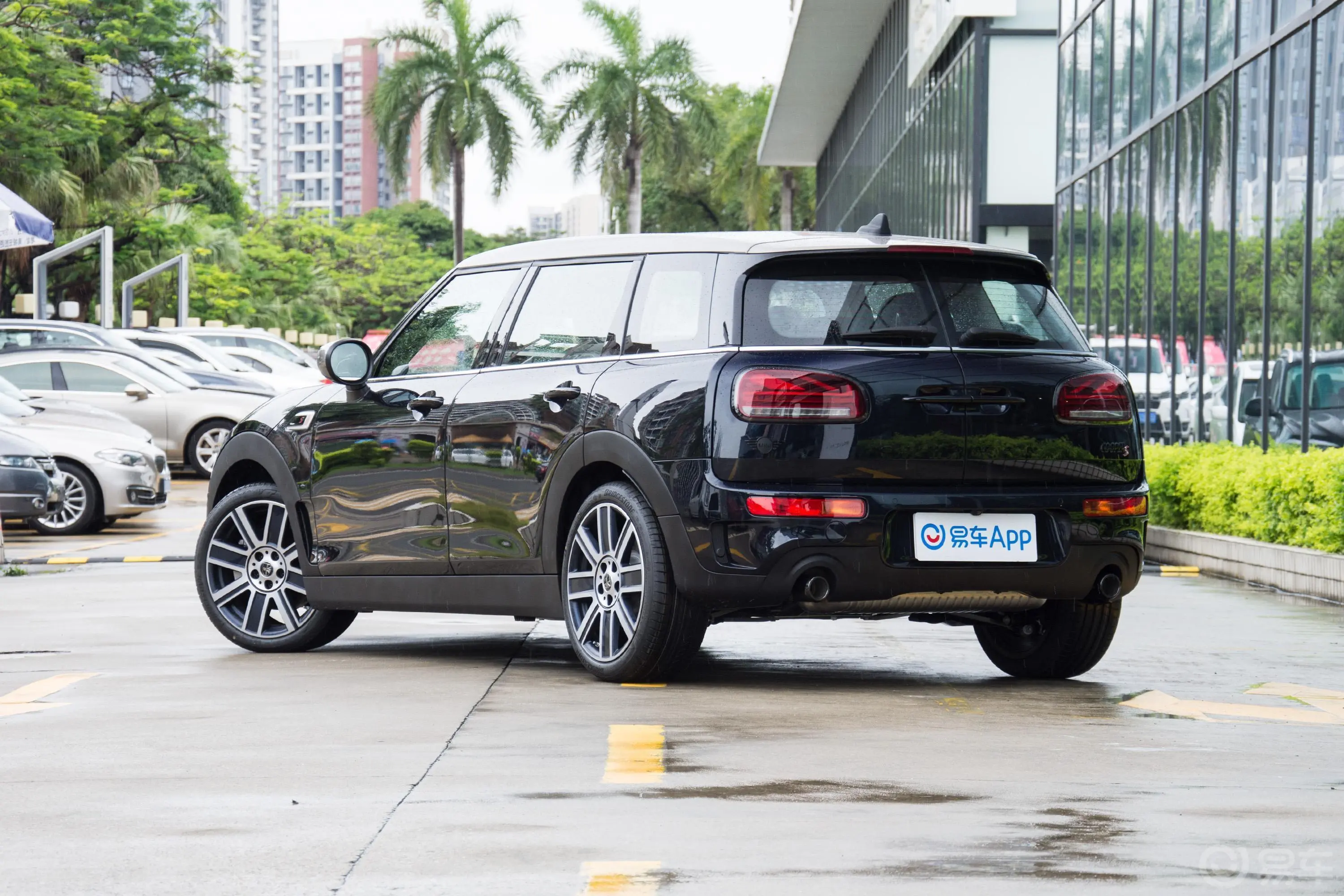 MINI CLUBMAN2.0T COOPER S 鉴赏家侧后45度车头向左水平