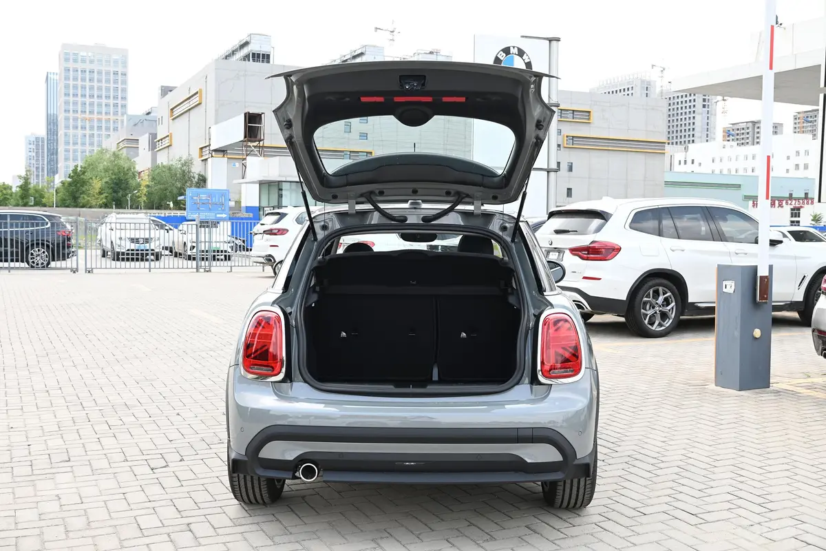 MINI1.5T COOPER 艺术家 五门版后备厢