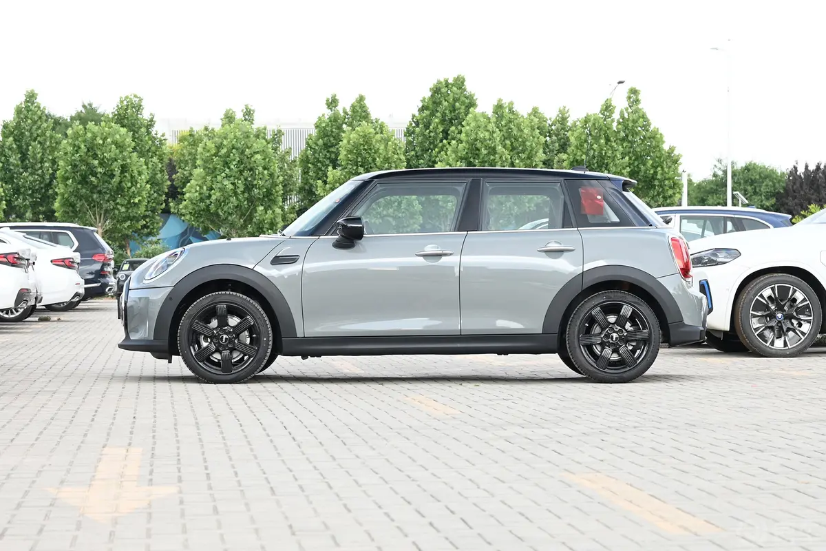 MINI1.5T COOPER 艺术家 五门版正侧车头向左水平