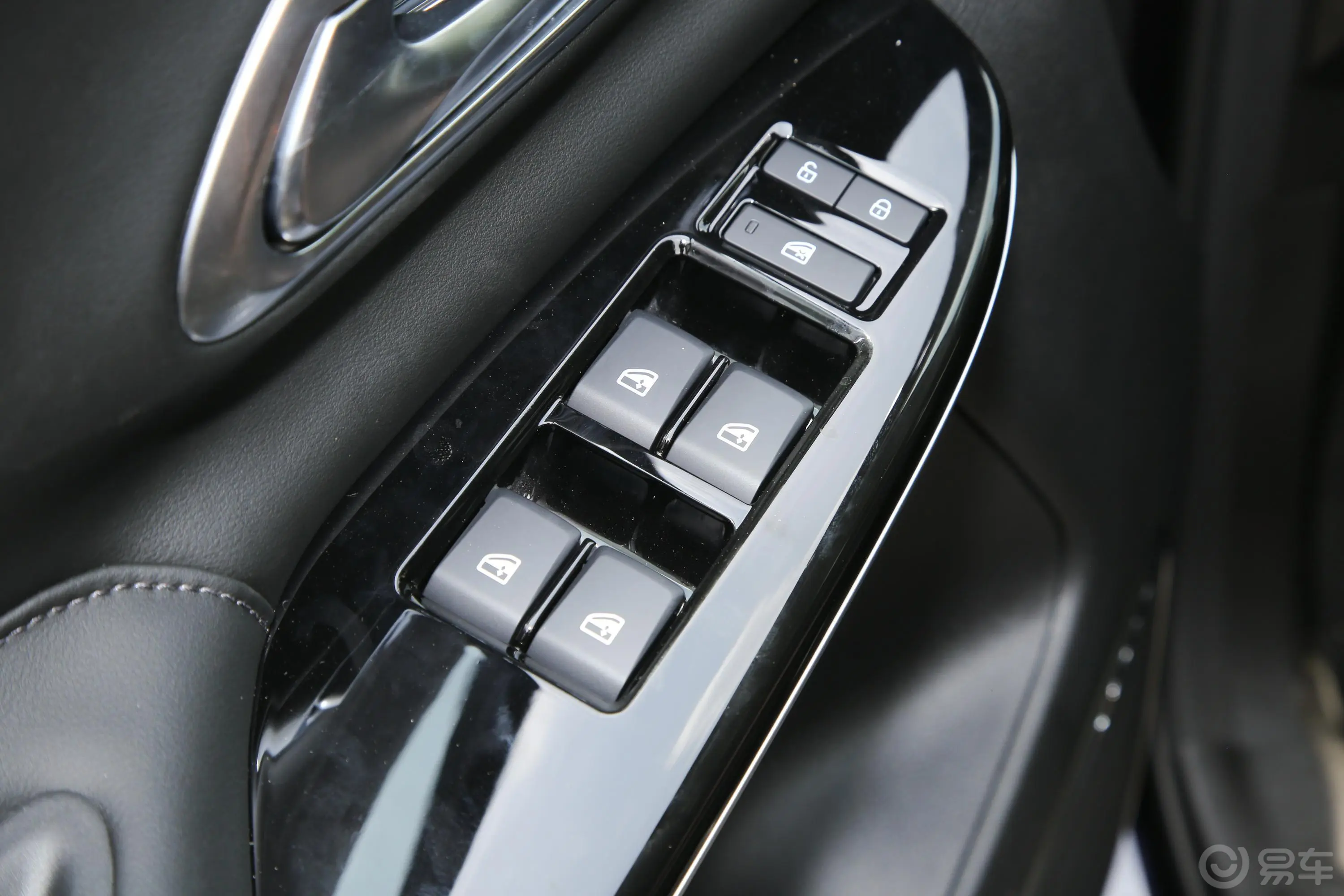 长安欧尚X7 PLUS蓝鲸版 1.5T 双离合尊贵型 7座车窗调节整体