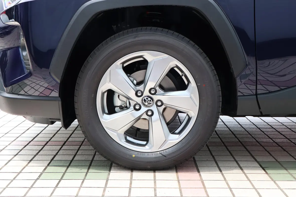 RAV4荣放2.0L CVT两驱风尚版前轮毂造型