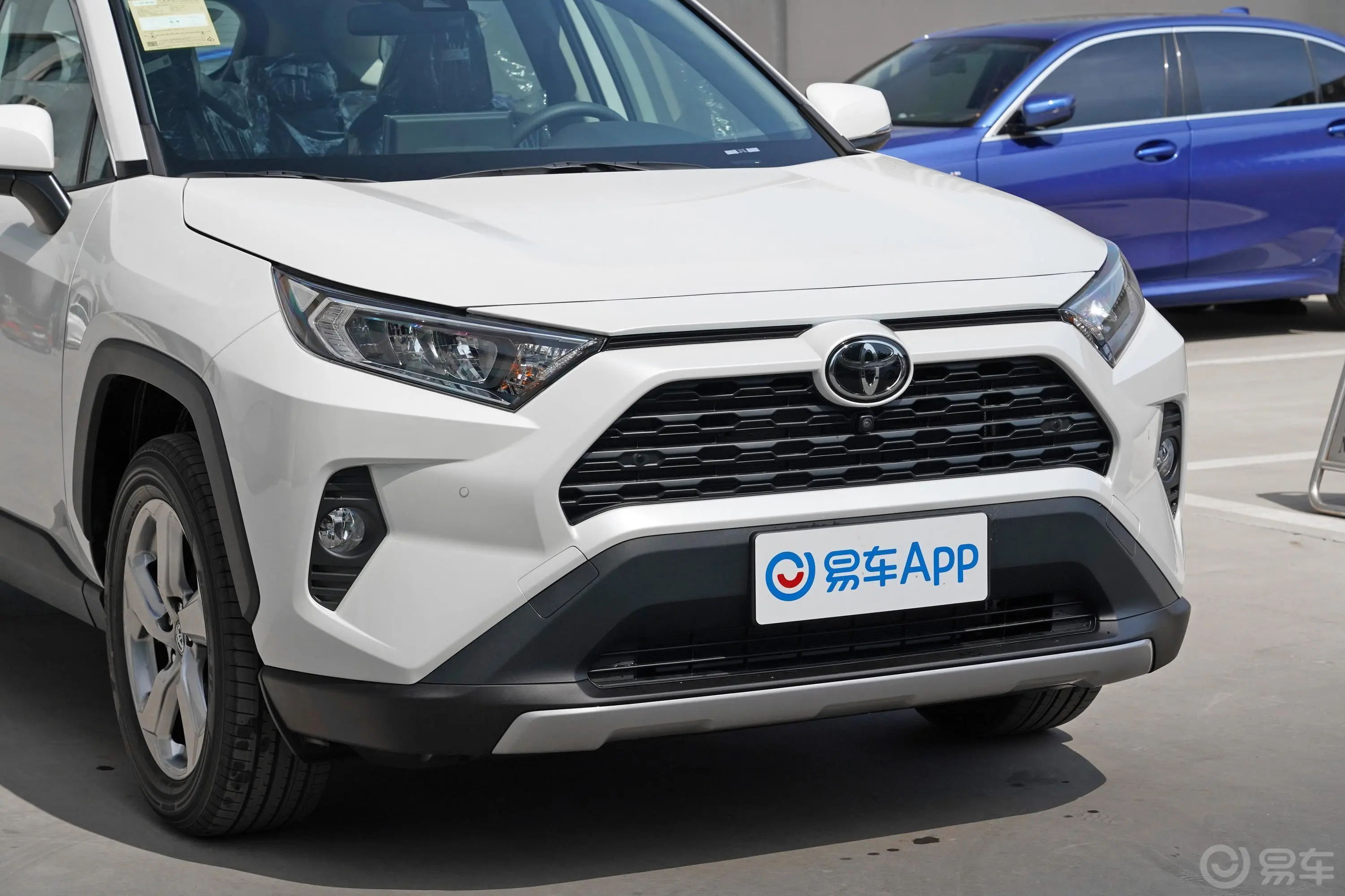 RAV4荣放2.0L CVT两驱风尚PLUS版前格栅侧俯拍