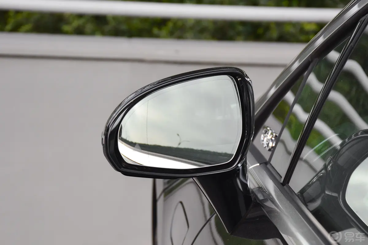 奔驰EQS改款 450+ 先锋版后视镜镜面