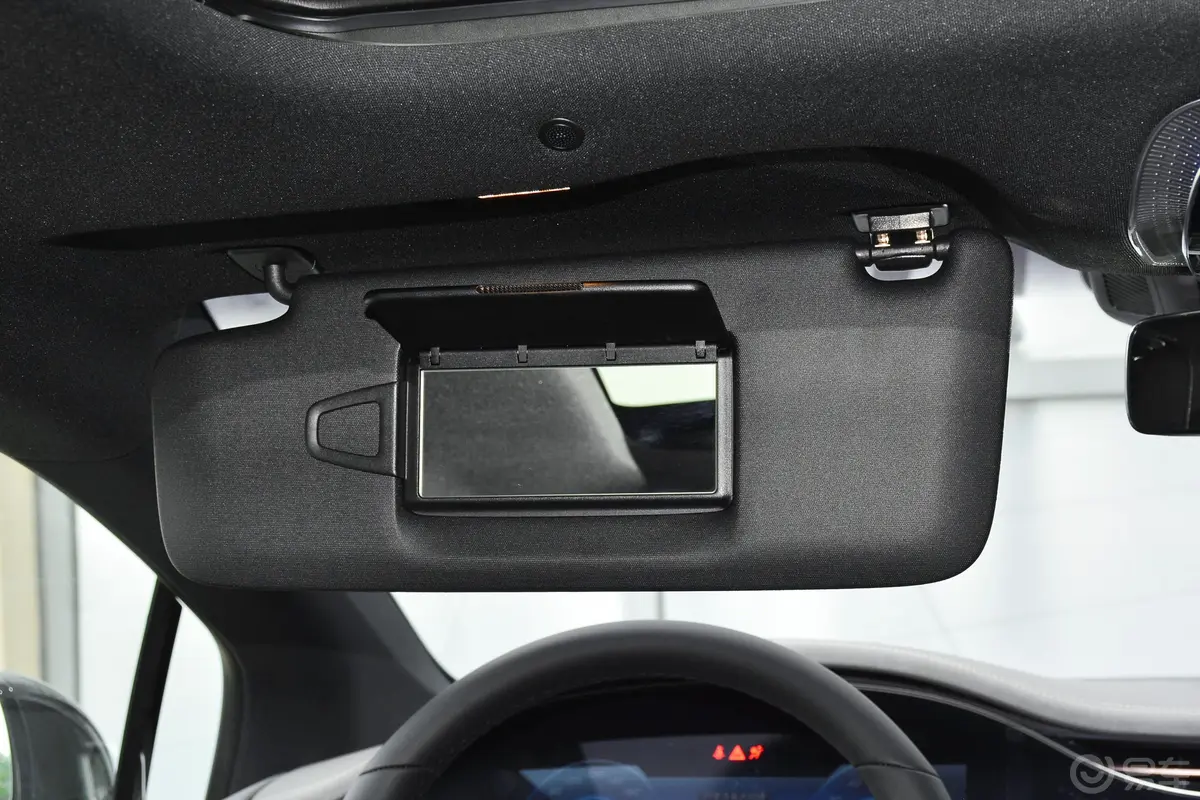 奔驰EQS改款 450+ 先锋版驾驶位遮阳板
