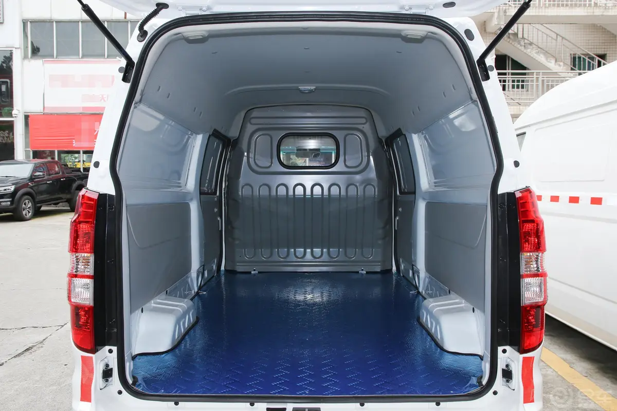新海狮EV标准型后备厢空间特写