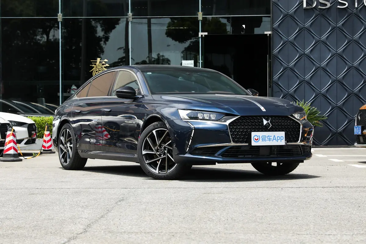 DS 9 E-TENSE1.6T 歌剧院版侧前45度车头向右水平