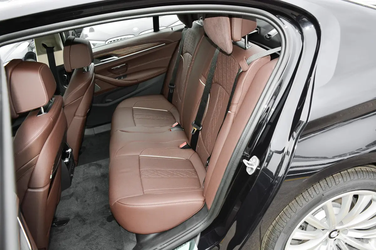 宝马5系改款二 530Li 尊享型 豪华套装后排座椅