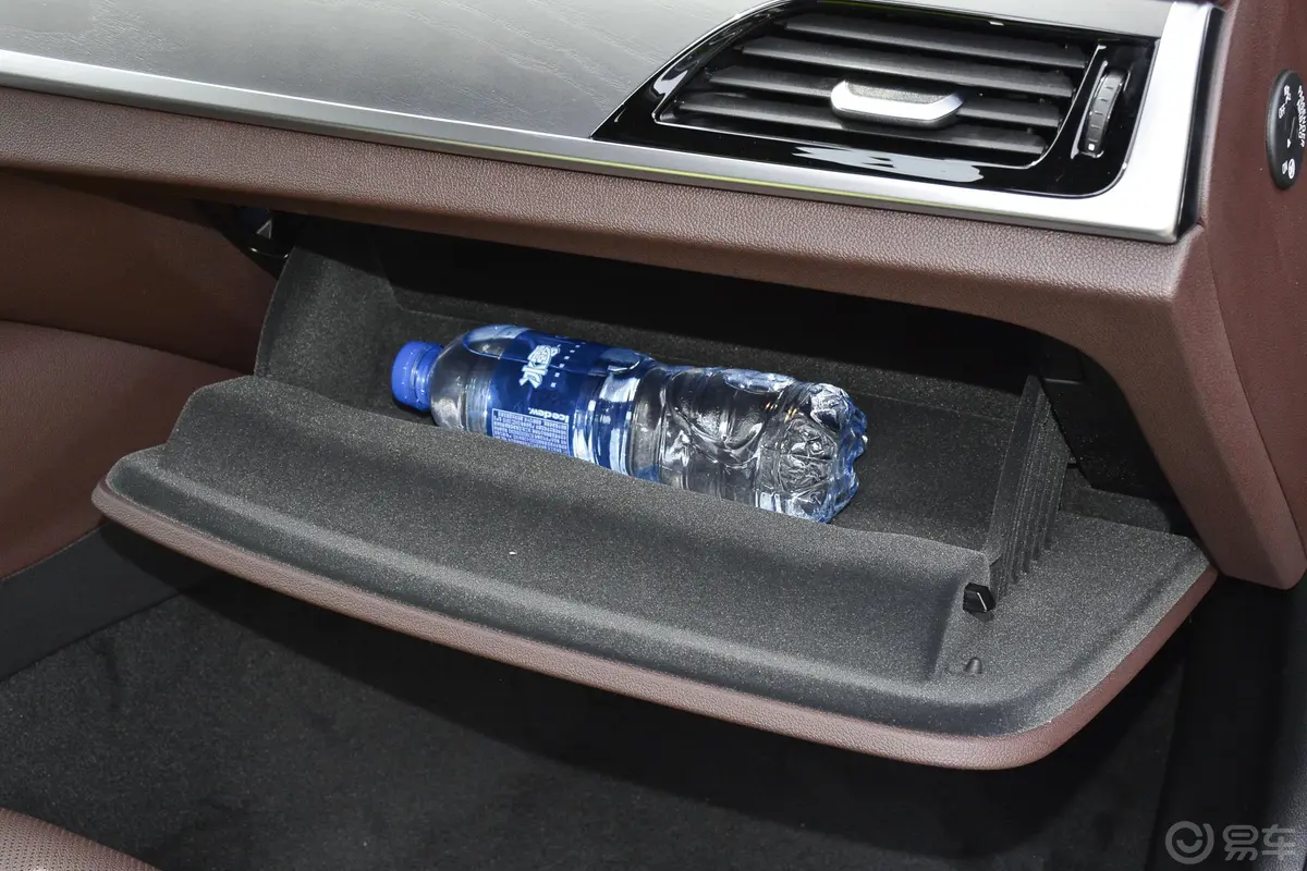 宝马5系改款二 530Li 尊享型 M运动套装手套箱空间水瓶横置