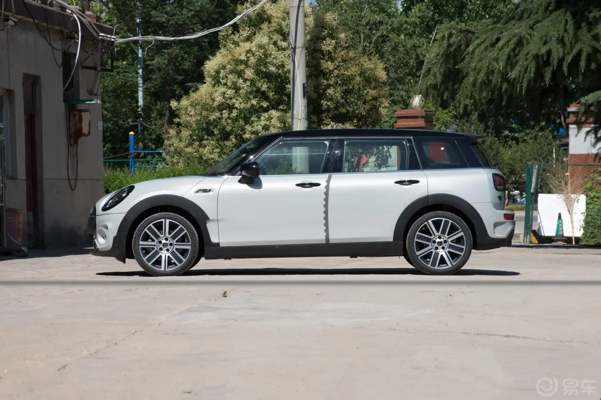 MINI CLUBMAN2.0T COOPER S 鉴赏家正侧车头向左水平