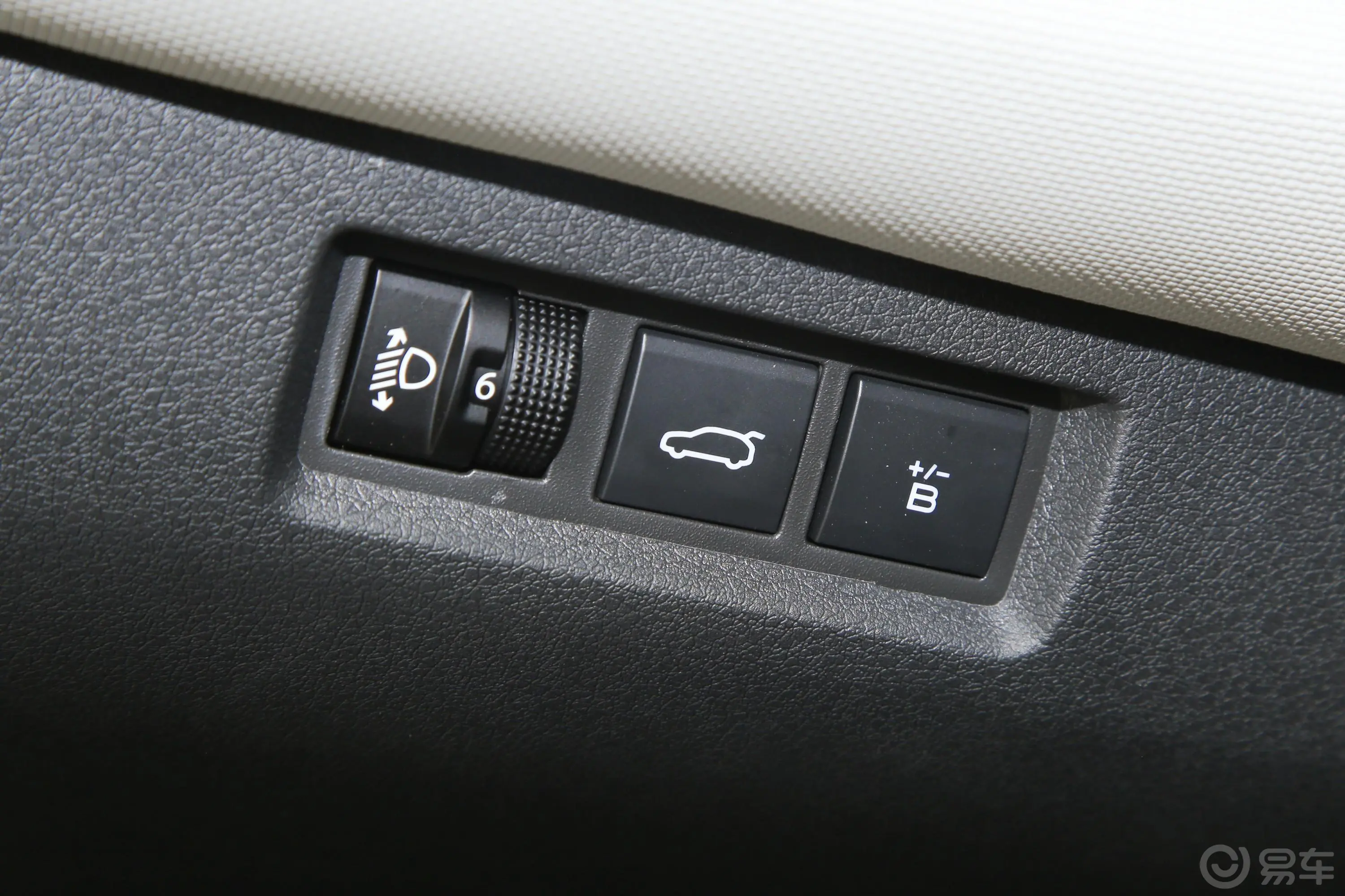 风神E70改款 420km 500 Plus 超享版 三元锂电动尾门按键（手动扶手）