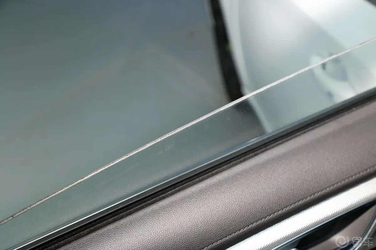 荣威i6 MAX EV605km 600天幕旗舰版后排玻璃材质特写