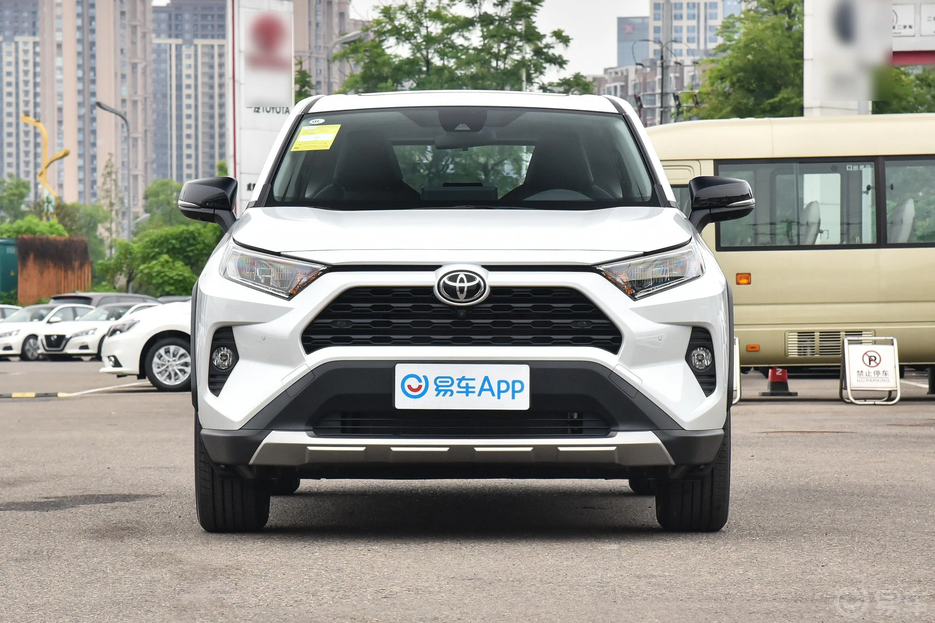 RAV4荣放2.0L CVT四驱风尚PLUS版正前水平