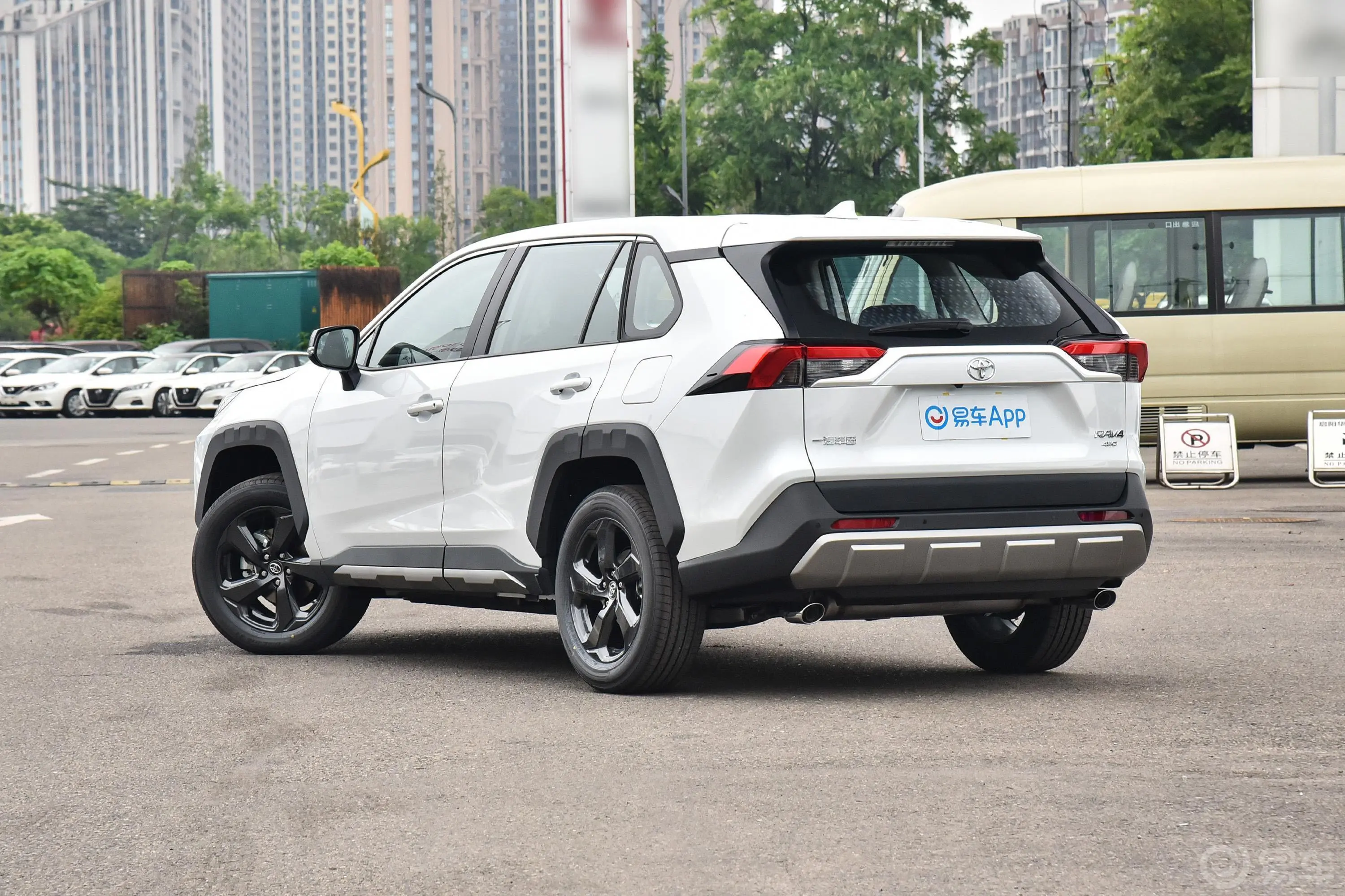 RAV4荣放2.0L CVT四驱风尚PLUS版侧后45度车头向左水平