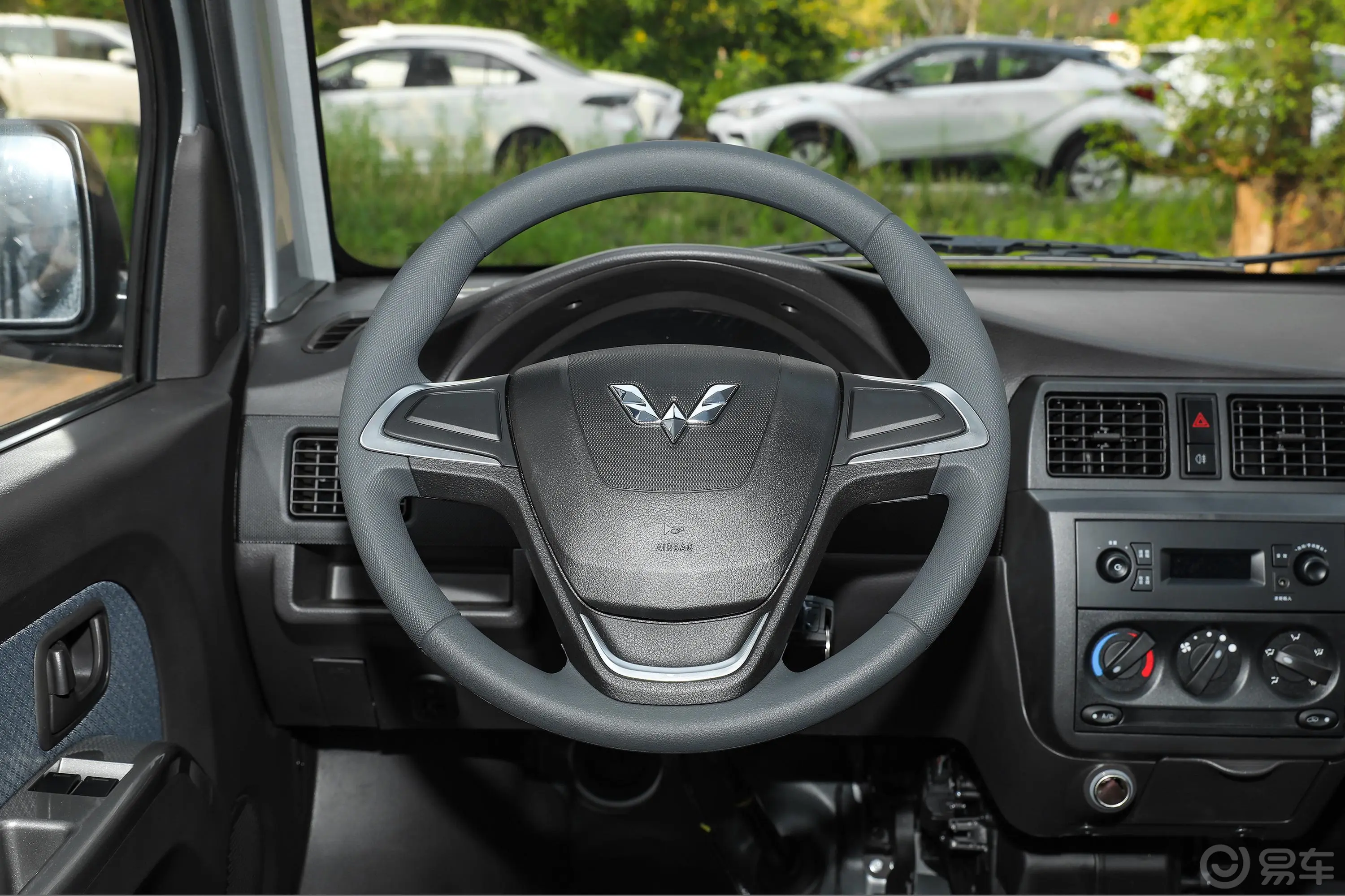 五菱荣光EV300km 封窗版基本型 鹏辉电池 5座方向盘