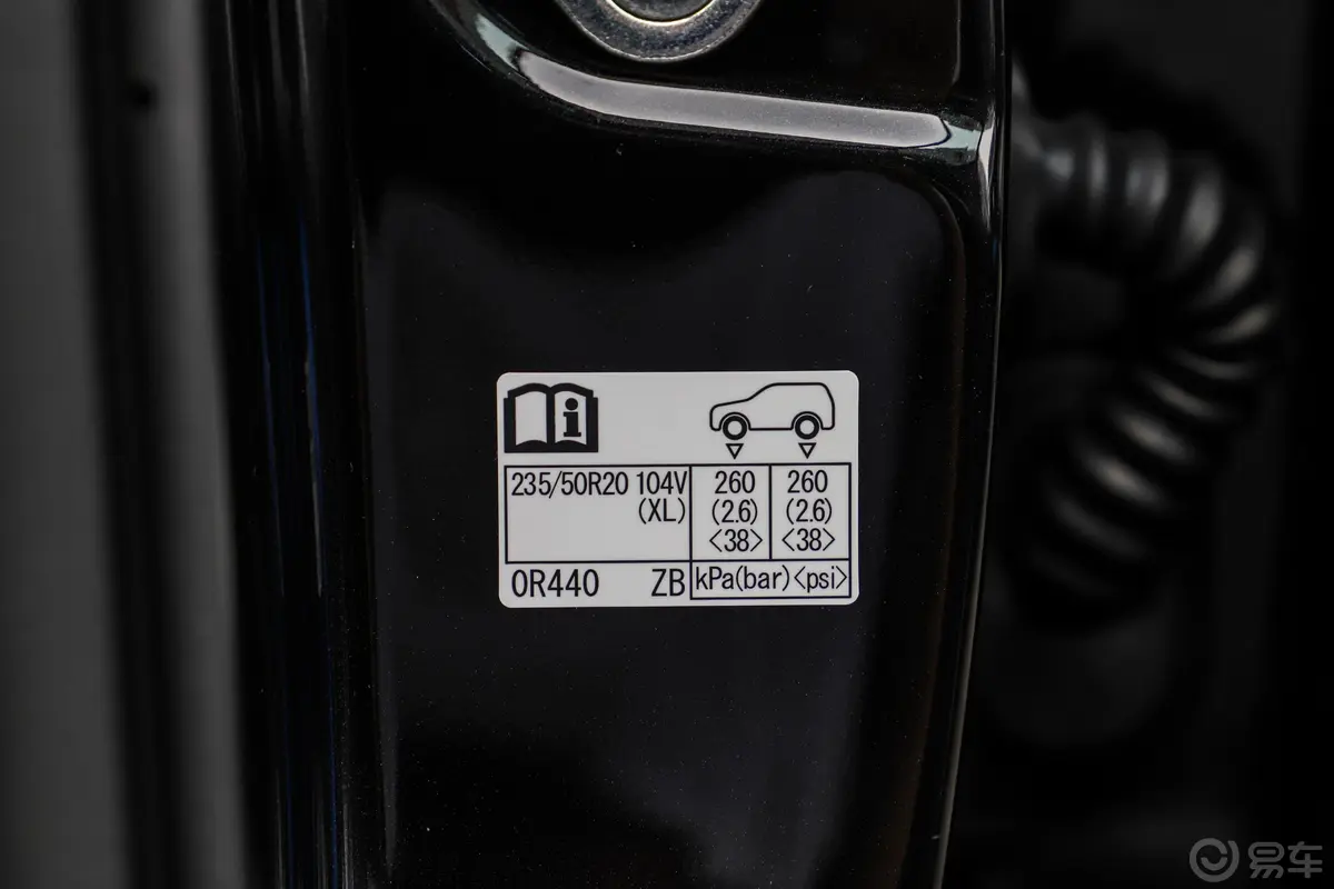 一汽丰田bZ4X500km 四驱高性能Premiun版胎压信息铭牌