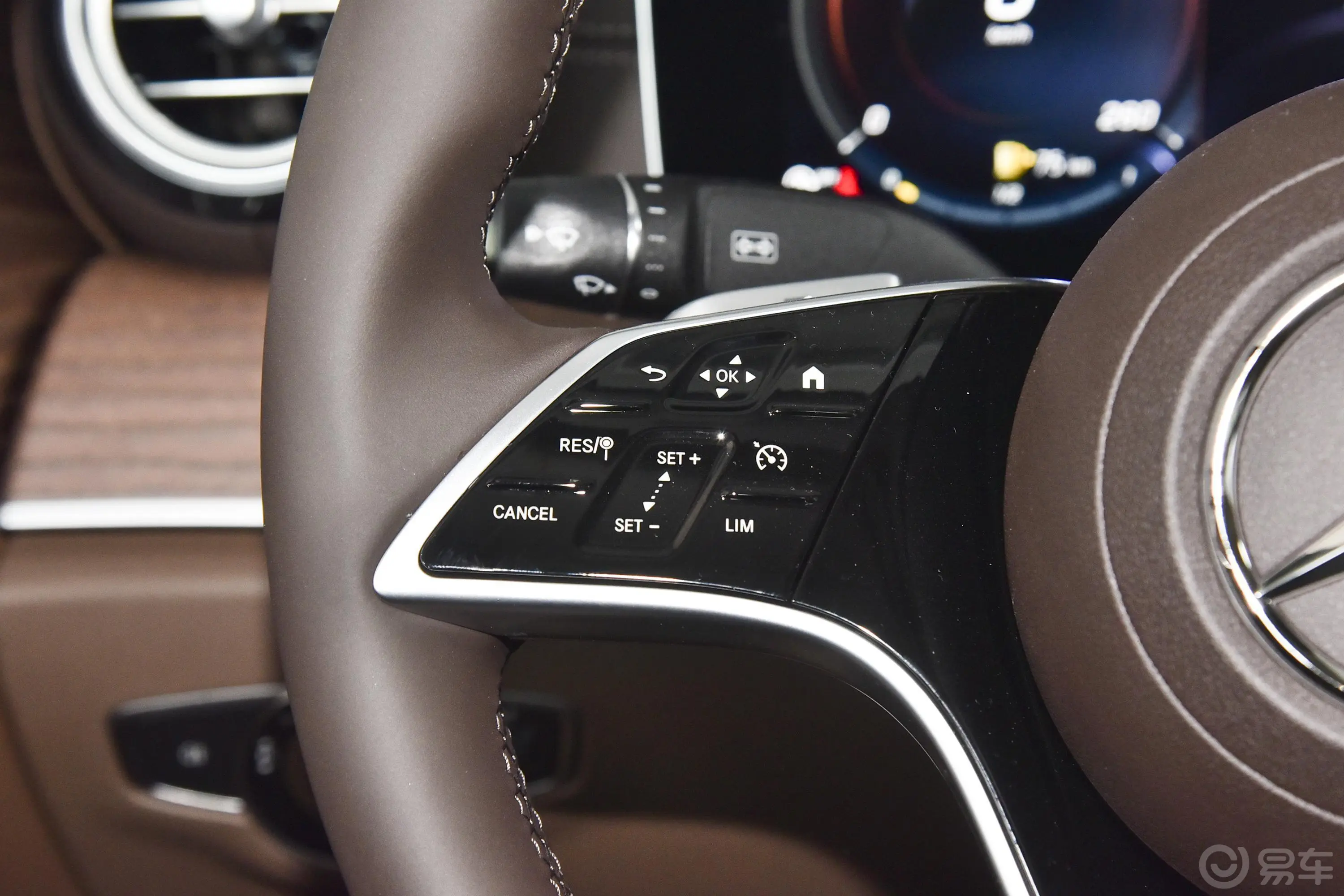 奔驰E级改款三 E 300 L 时尚型左侧方向盘功能按键