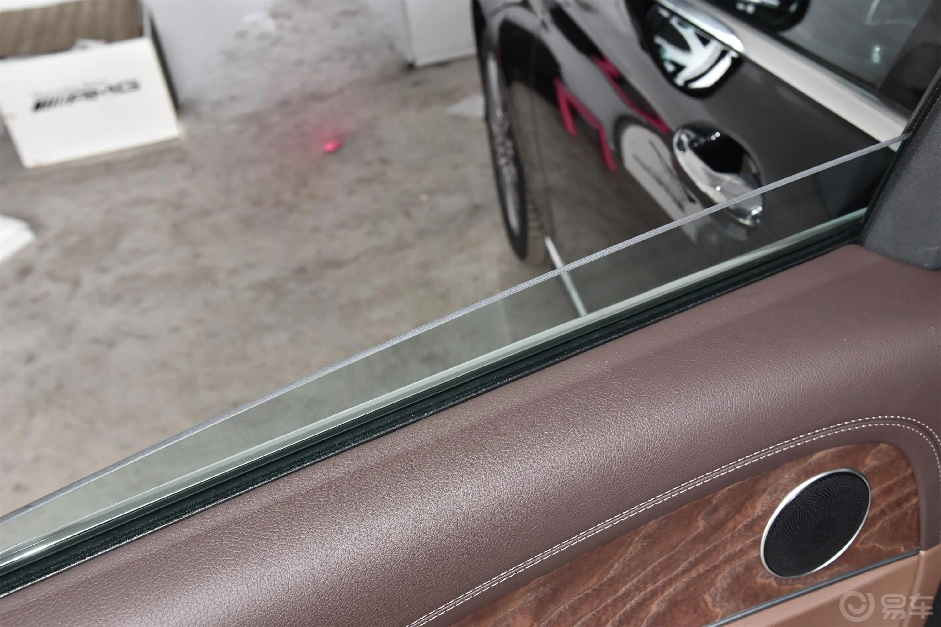 奔驰E级改款三 E 300 L 时尚型后排玻璃材质特写