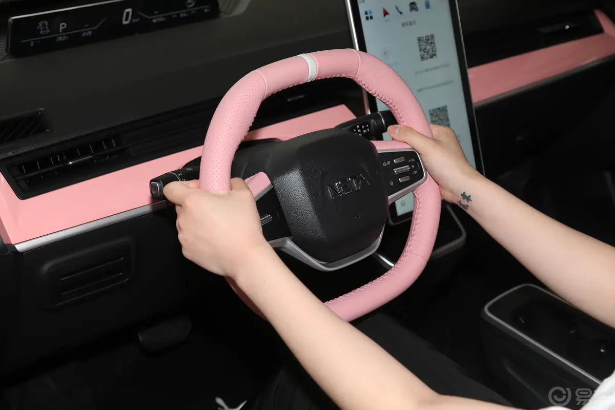 哪吒V潮 400 Lite 粉色定制款 三元锂主驾驶位