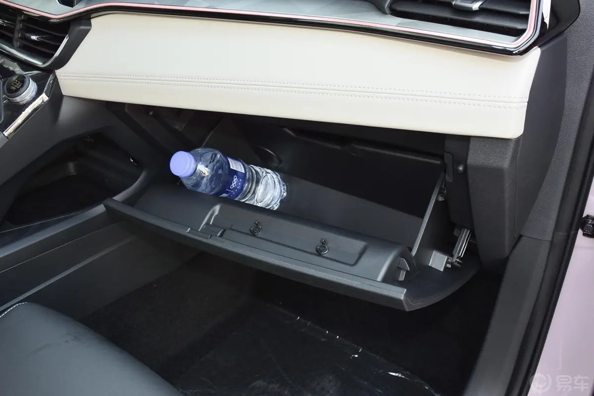 领克06 EM-P1.5T 84km Shero粉色特别版内饰