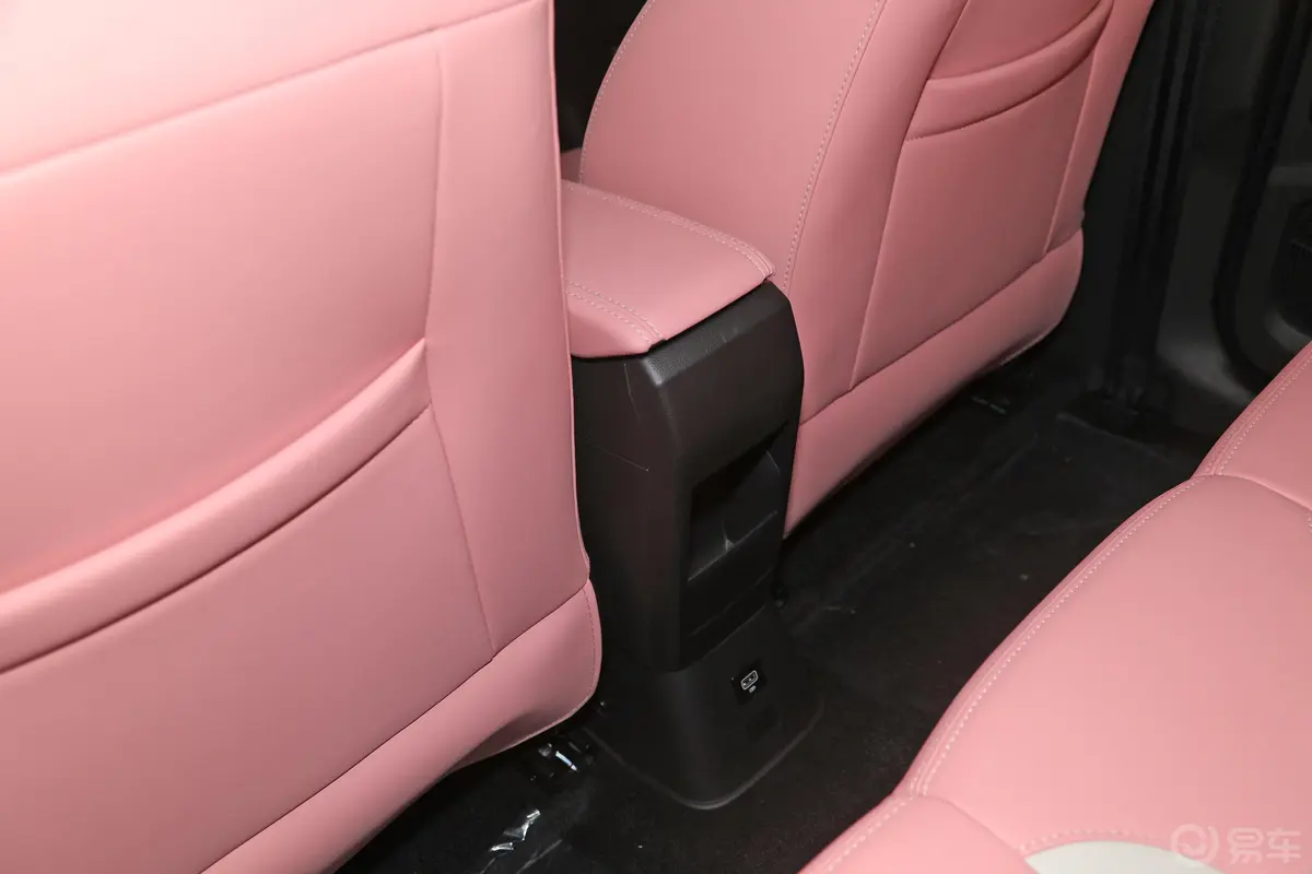 哪吒V潮 400 Lite 粉色定制款 三元锂后排空间