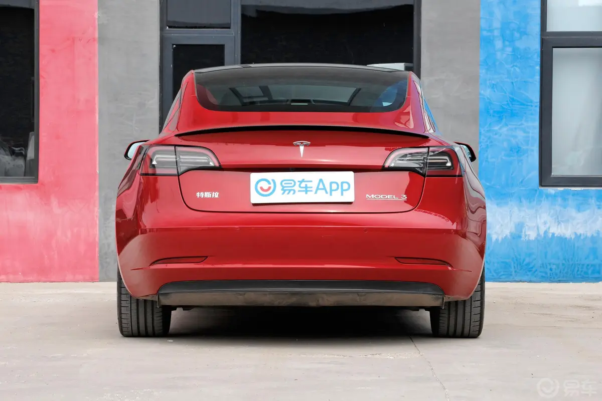 Model 3675km Performance高性能全轮驱动版侧后45度车头向右水平