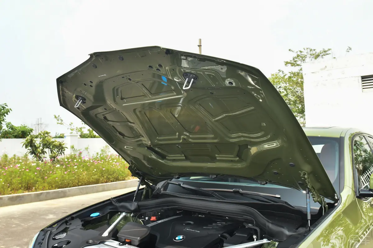 宝马X4改款 xDrive30i M运动曜夜套装发动机舱盖内侧