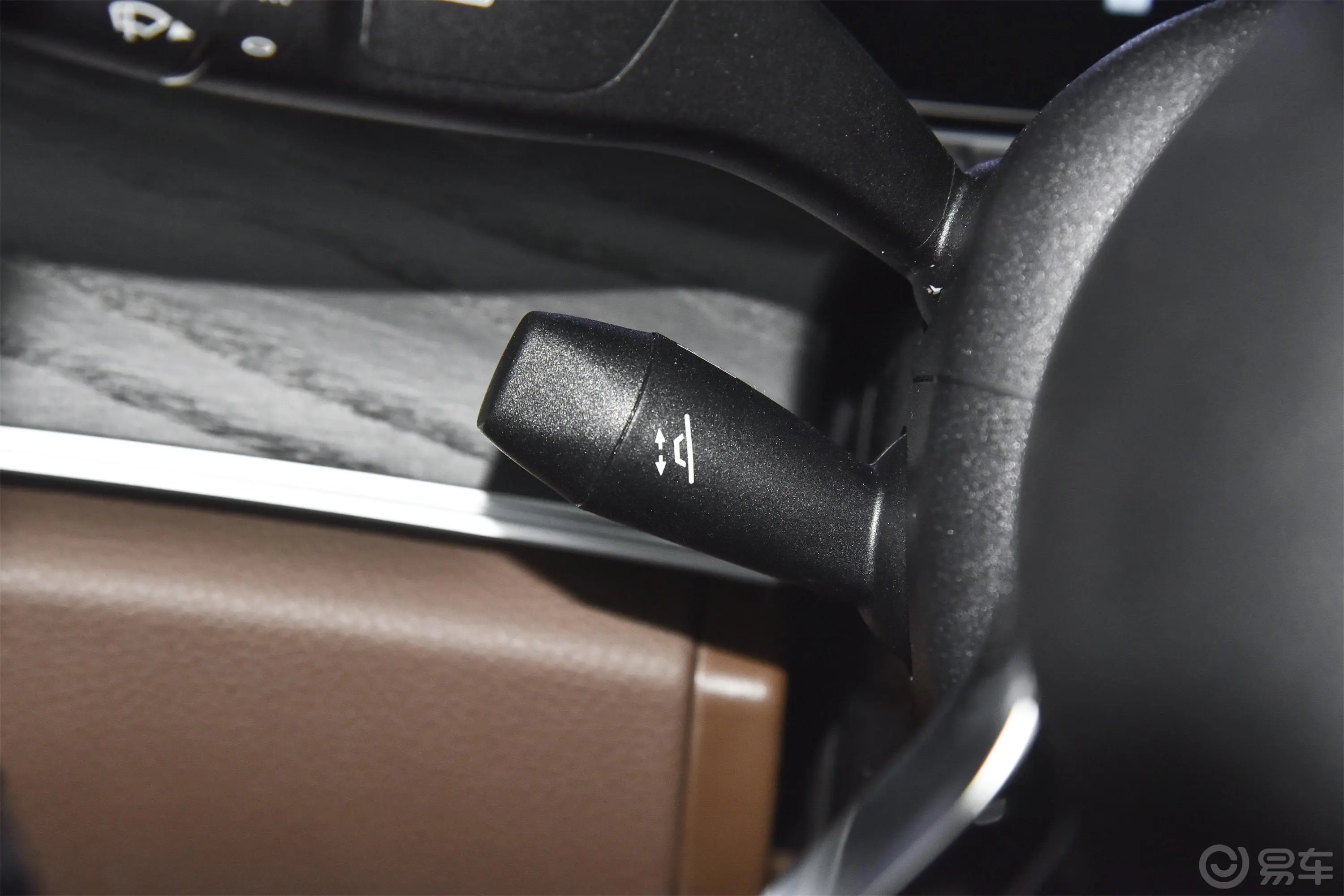 奔驰E级改款三 E 300 L 运动豪华型方向盘调节