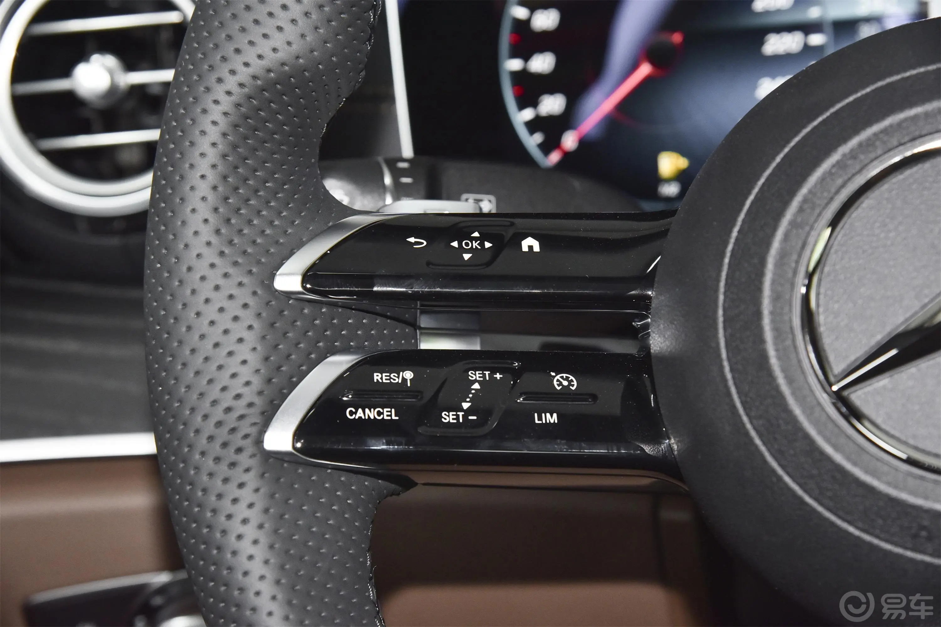 奔驰E级改款三 E 300 L 运动豪华型左侧方向盘功能按键