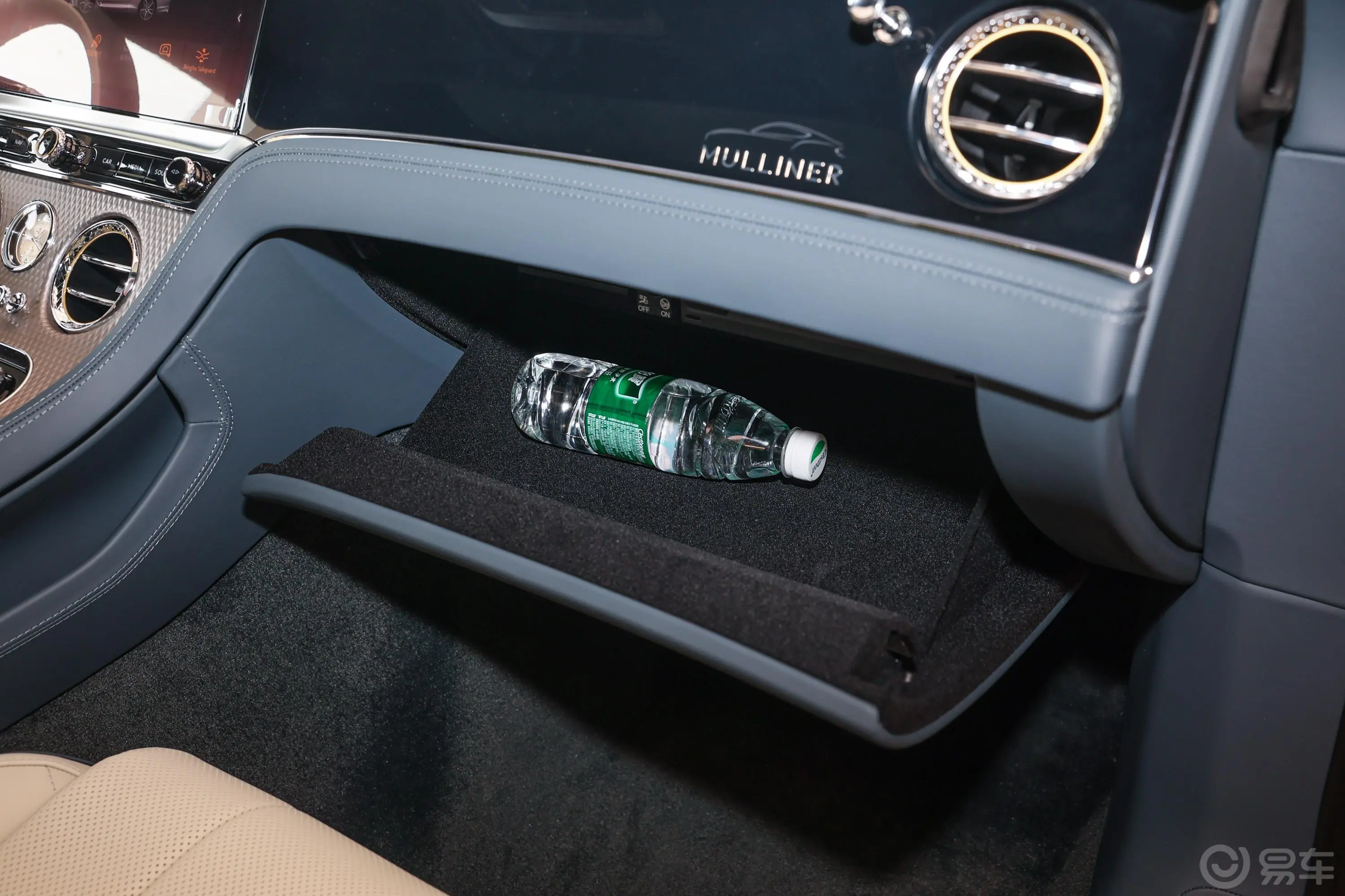欧陆4.0T GT V8 Mulliner手套箱空间水瓶横置