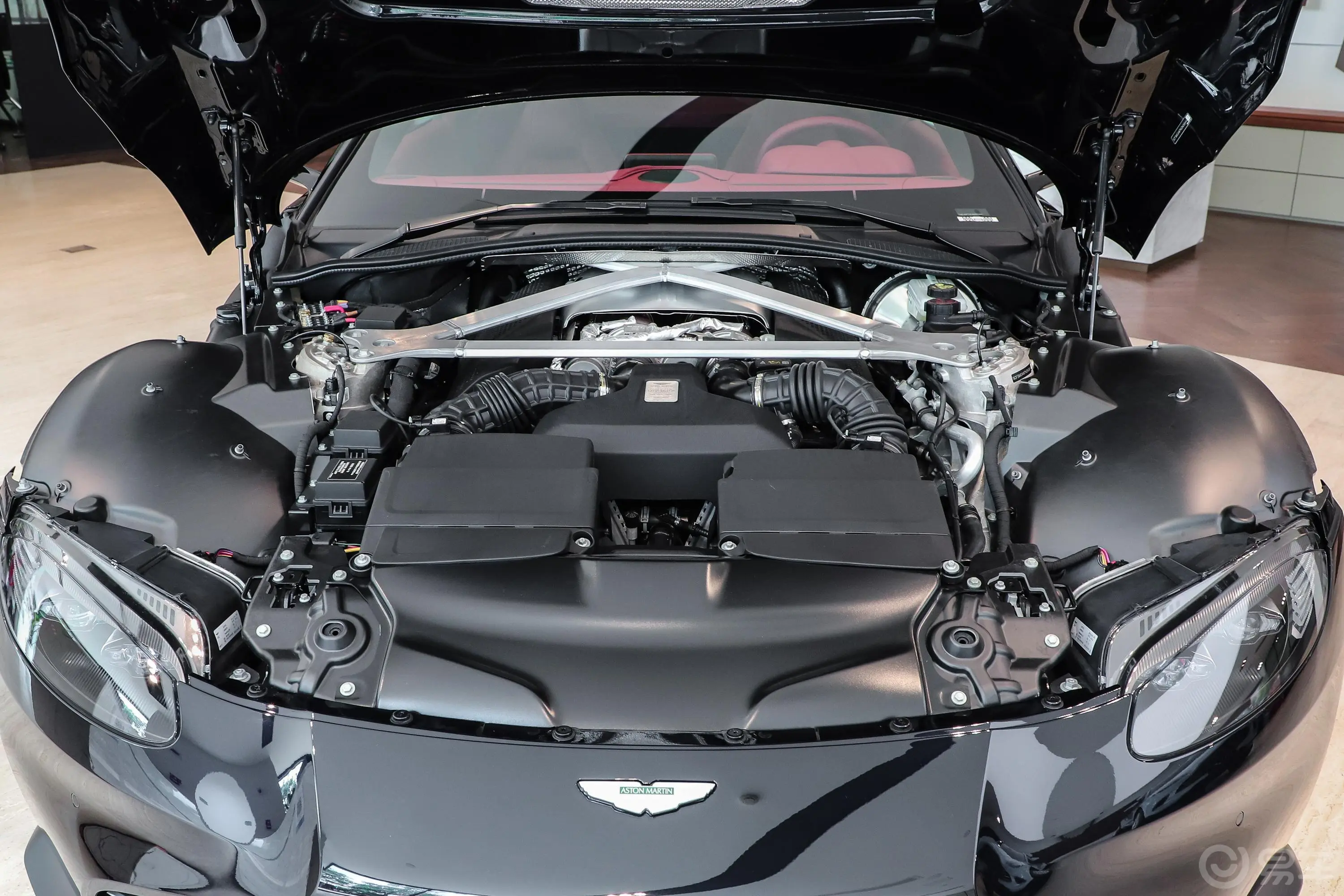 V8 Vantage4.0T V8 Coupe发动机舱整体