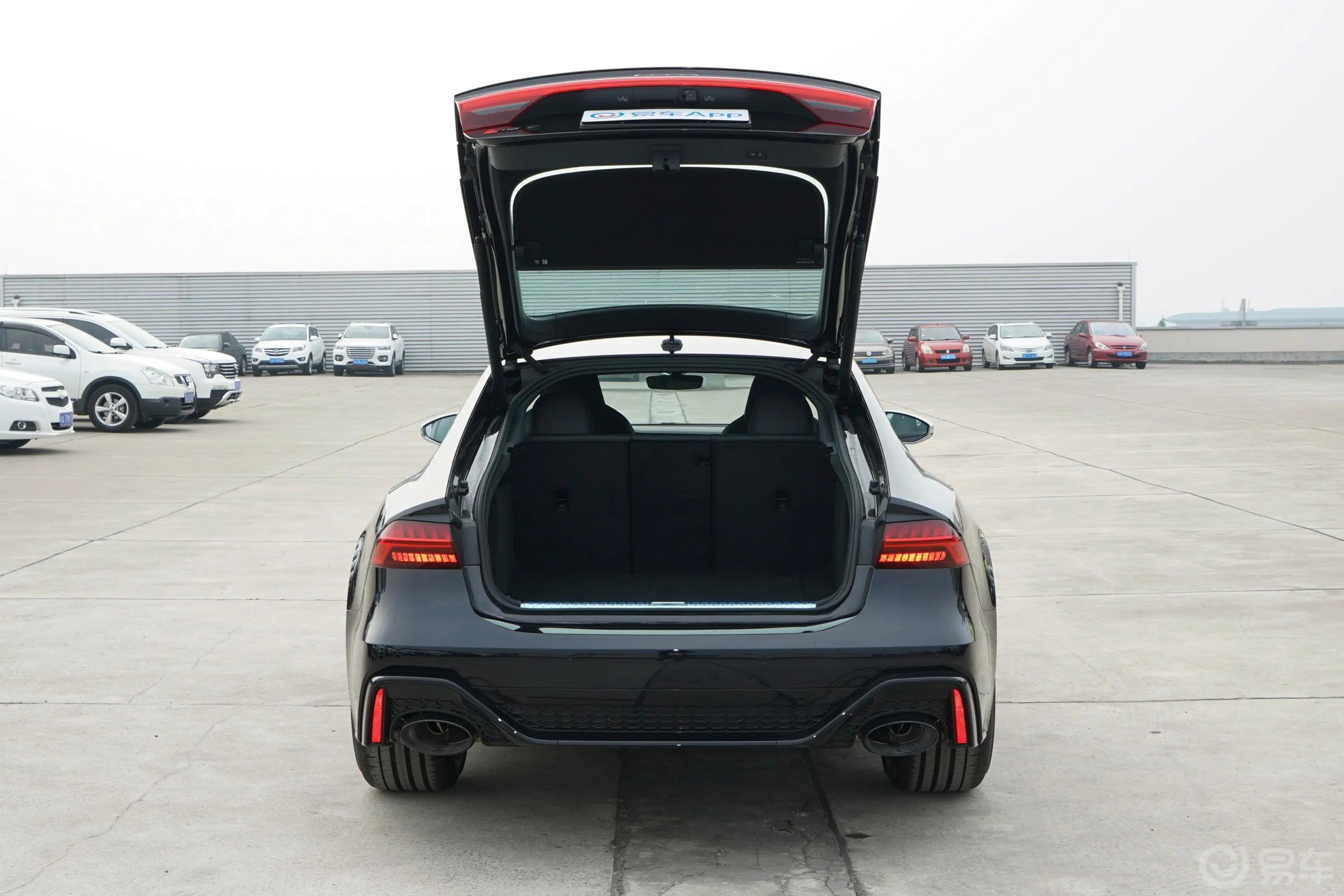 奥迪RS 74.0T Sportback后备厢