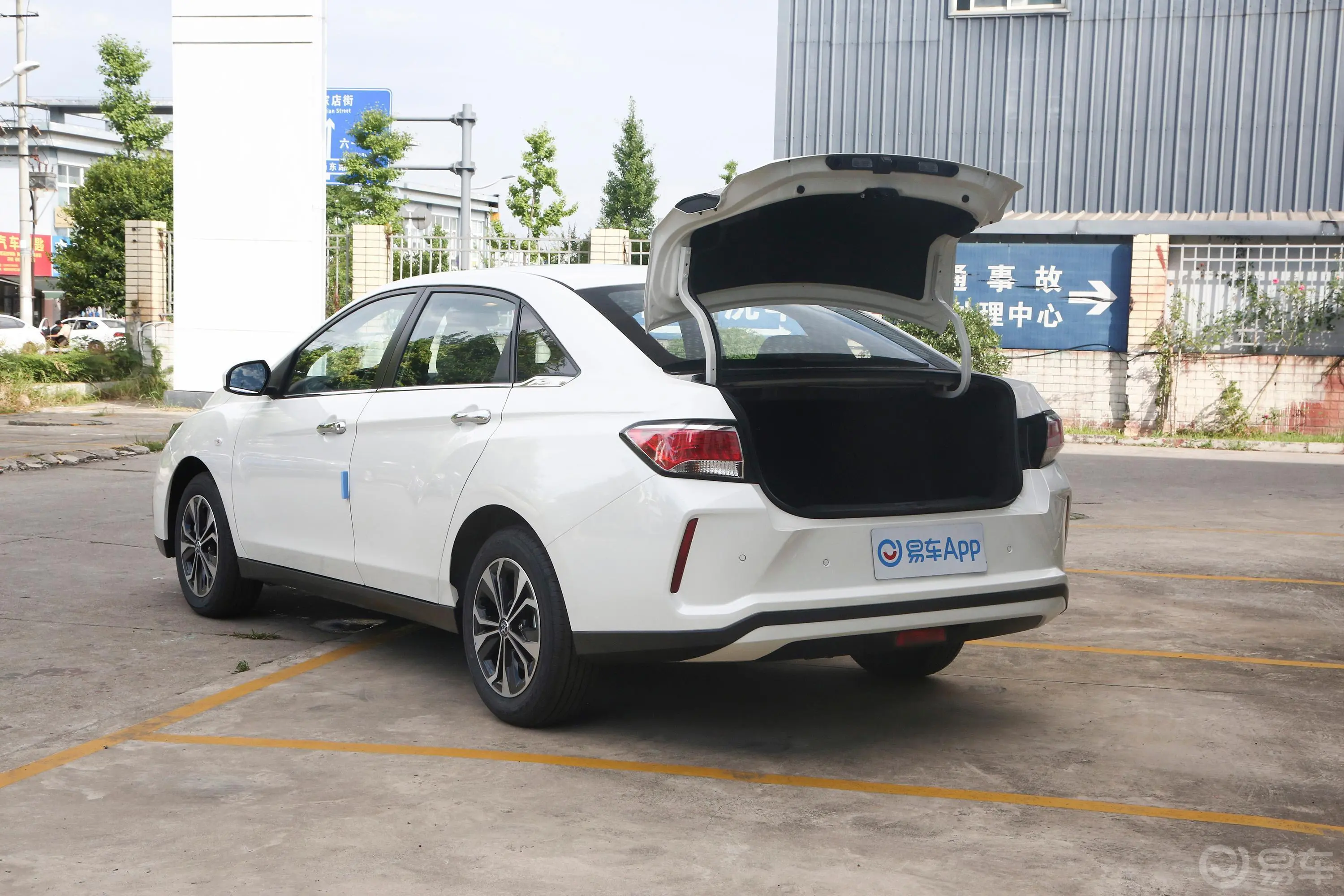 启辰D60 EV430km 换电版后备厢开启45度侧拍