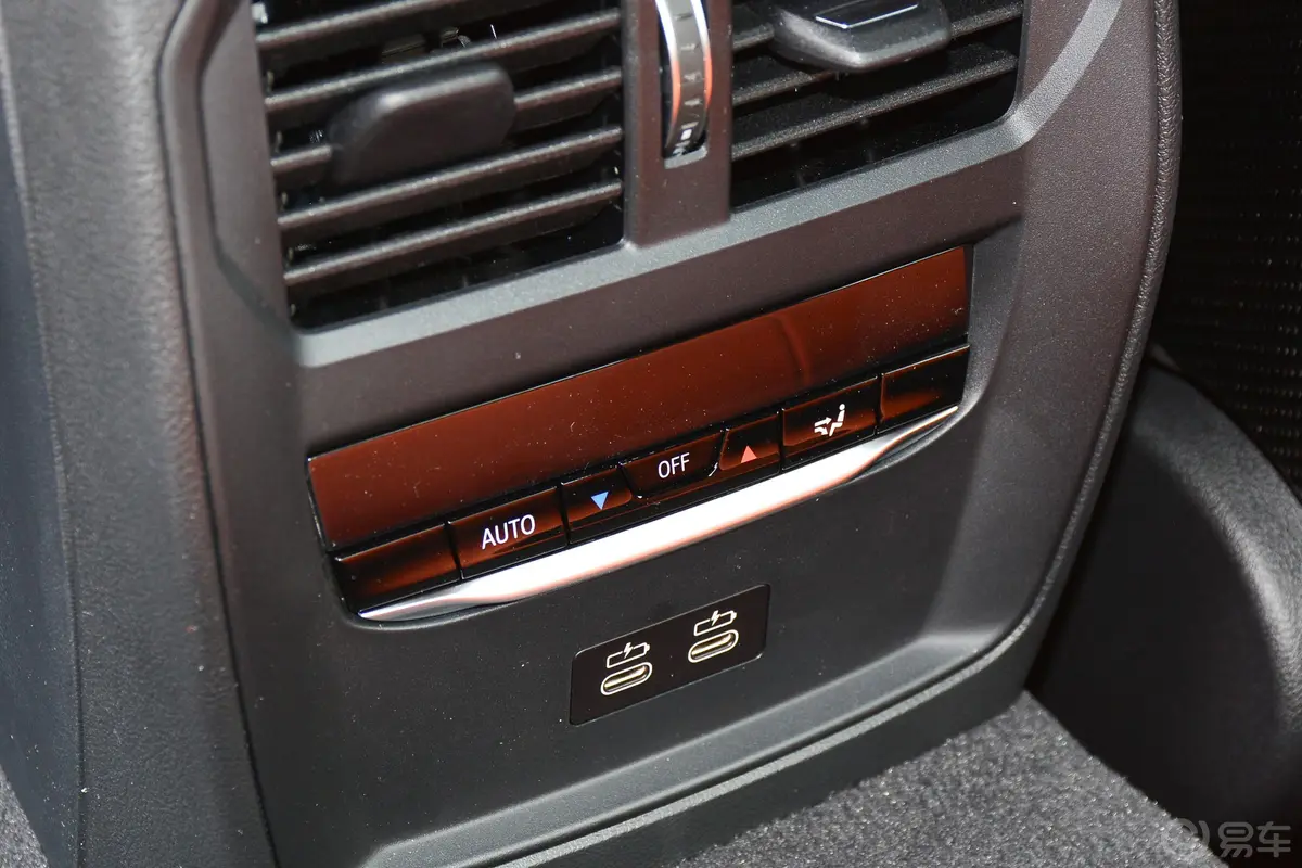 宝马M450周年版 M4 双门轿跑车 M xDrive 雷霆版后排空调控制键