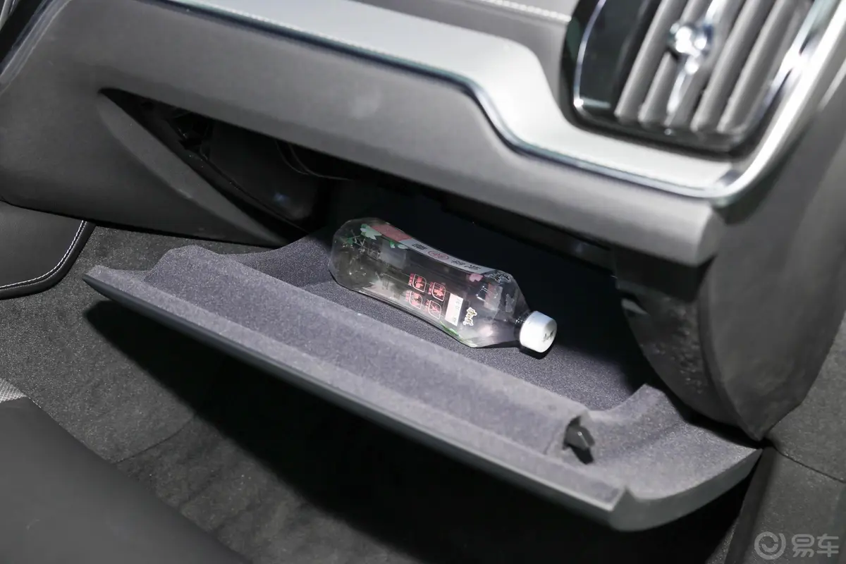沃尔沃S60 RECHARGE改款 T8 四驱智雅运动版手套箱空间水瓶横置