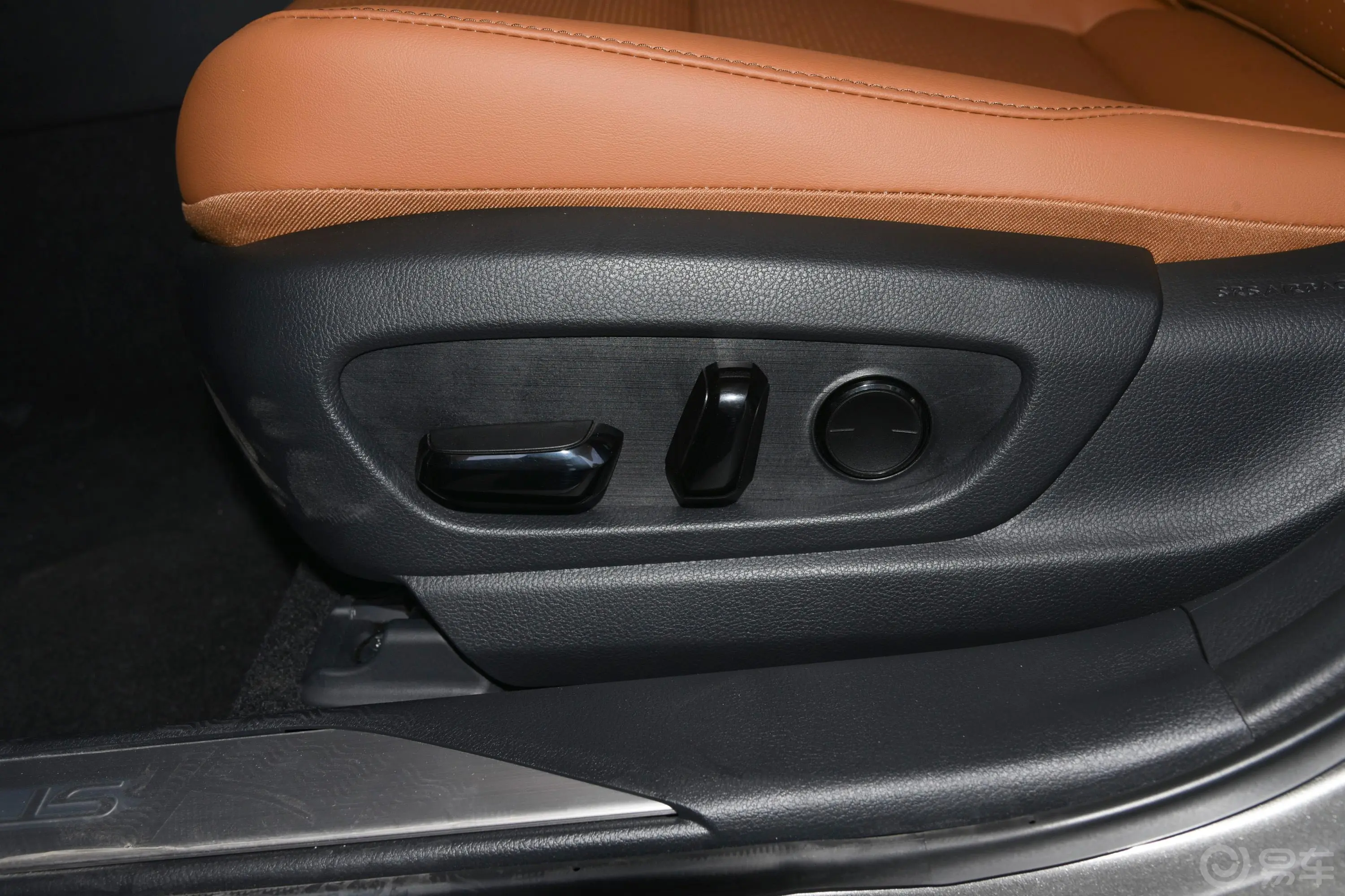 雷克萨斯UX改款 260h 探·享版主驾座椅调节