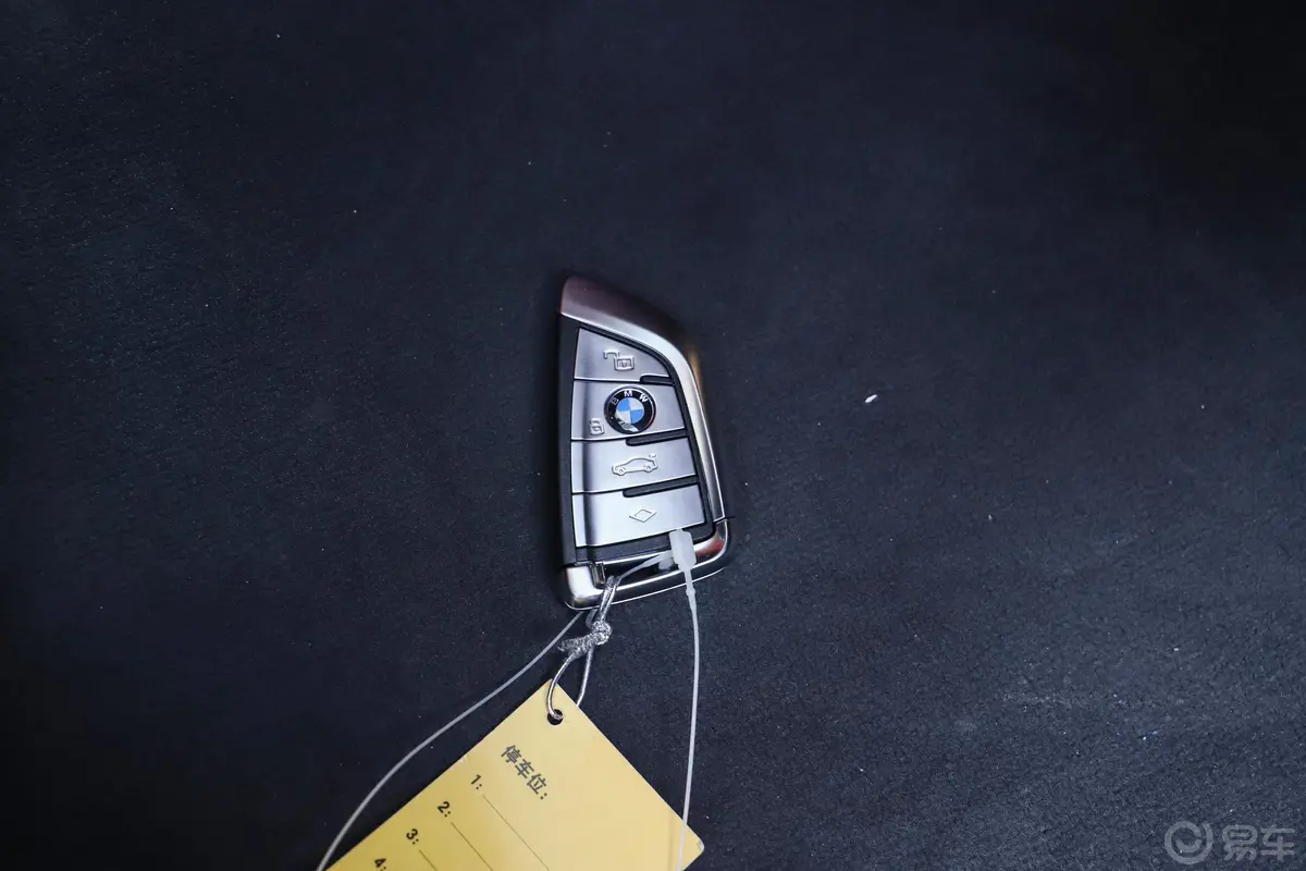 宝马8系四门轿跑车 840i xDrive M运动套装钥匙正面