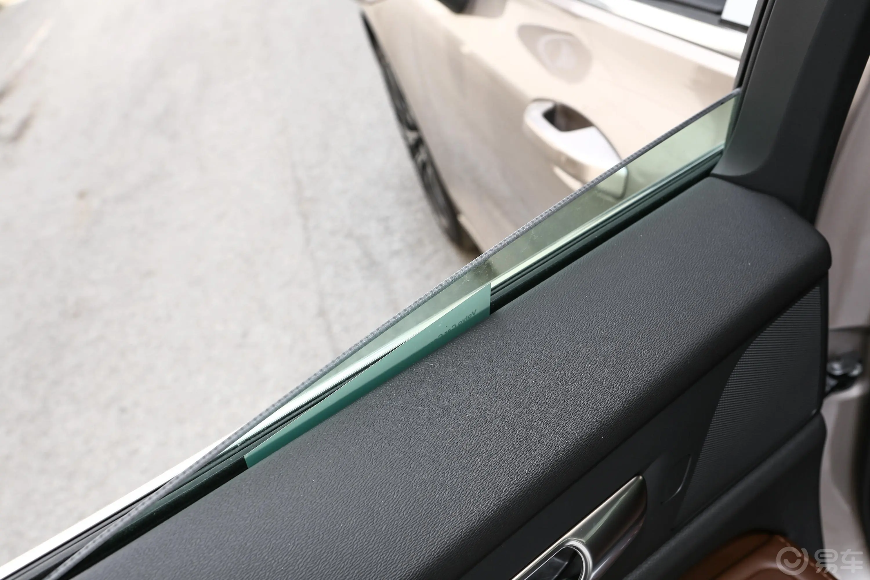 沃尔沃S60B4 智远豪华版后排玻璃材质特写