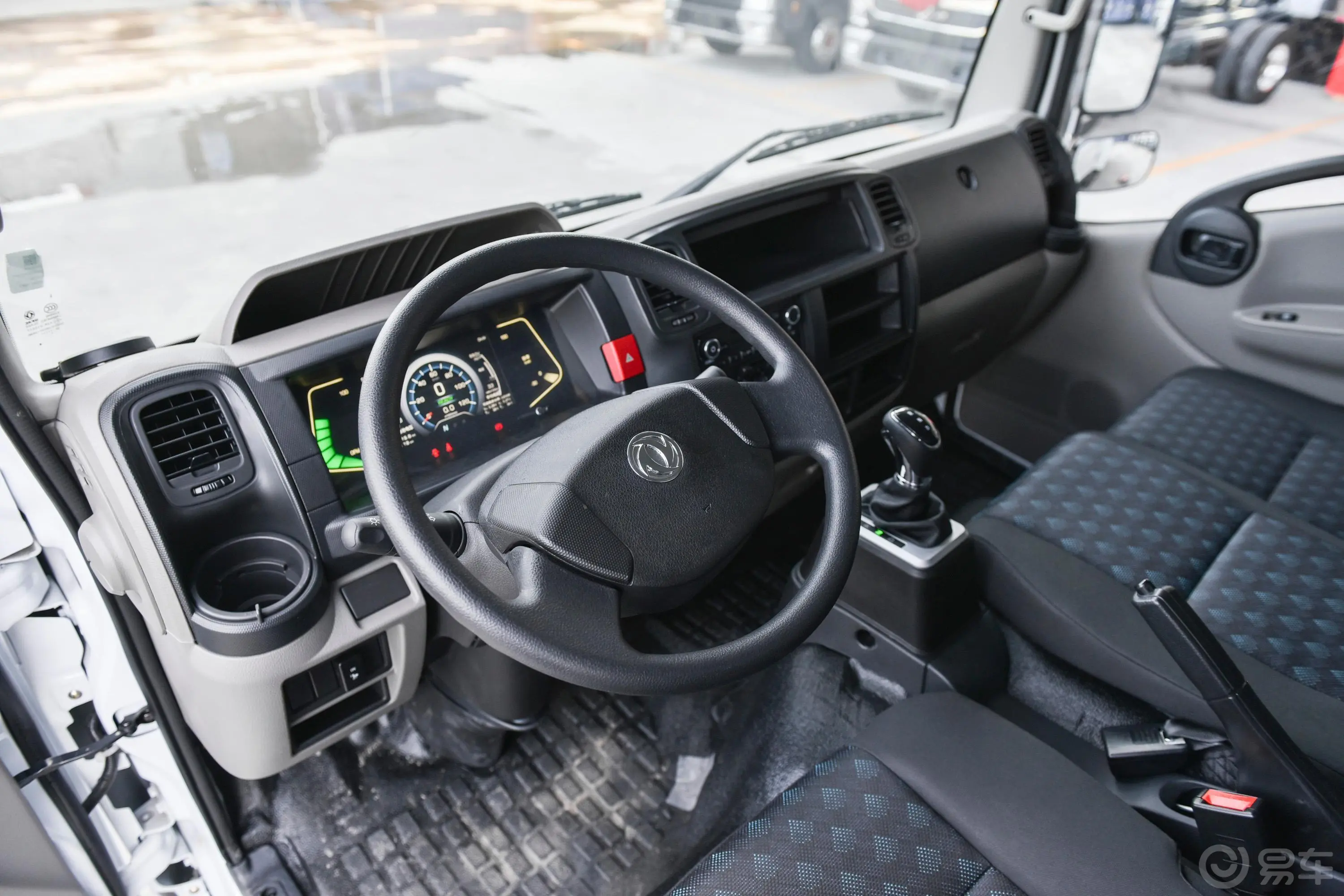 凯普特K6 EVEV350 4.13米单排厢式手套箱空间水瓶横置