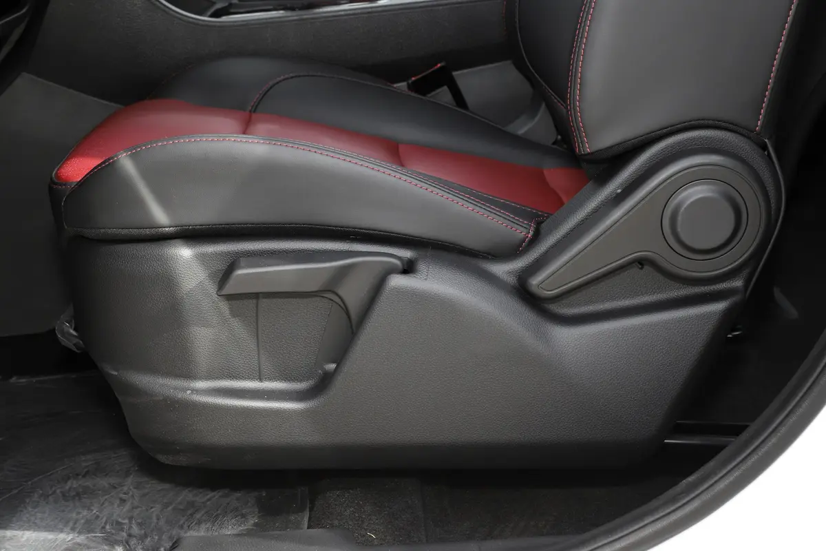 风光S5601.5T CVT精英型 7座主驾座椅调节